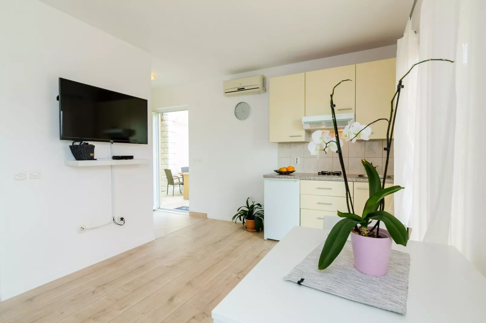 Color Apartments - Standard One-Bedroom Apartment with Terrace and Partial Sea View (Red)-Living room
