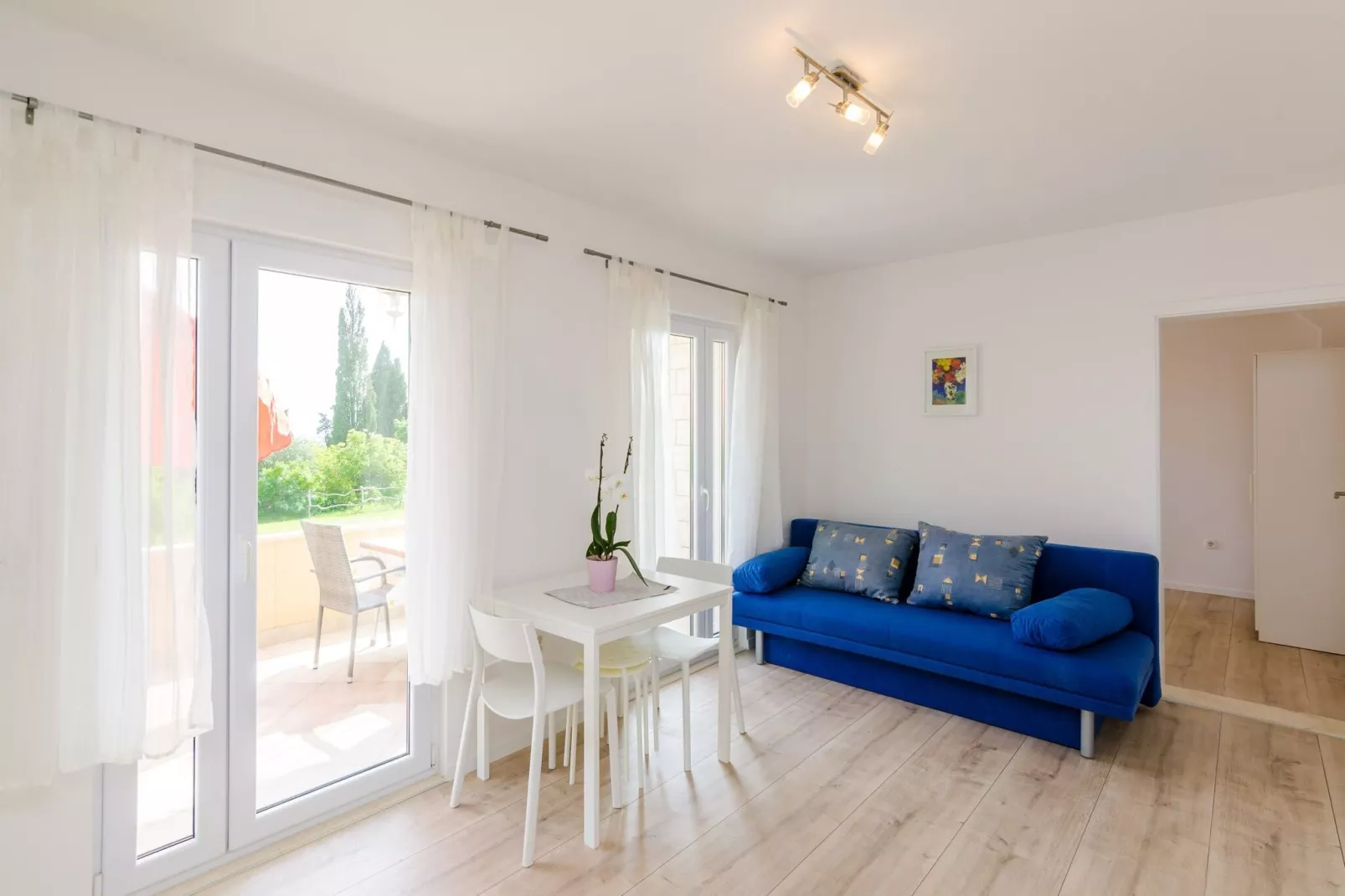 Color Apartments - Standard One-Bedroom Apartment with Terrace and Partial Sea View (Red)-Living room