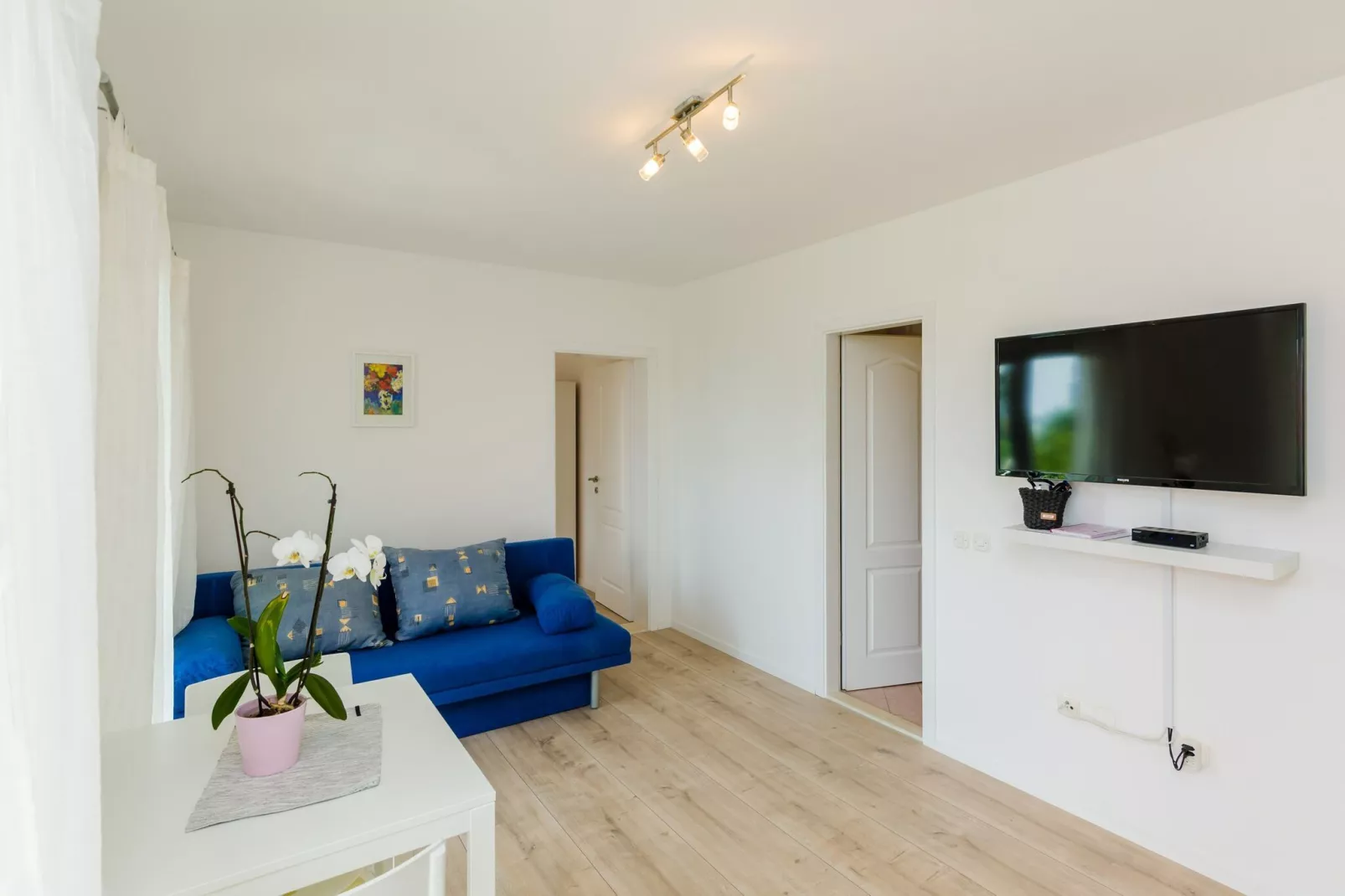 Color Apartments - Standard One-Bedroom Apartment with Terrace and Partial Sea View (Red)-Living room