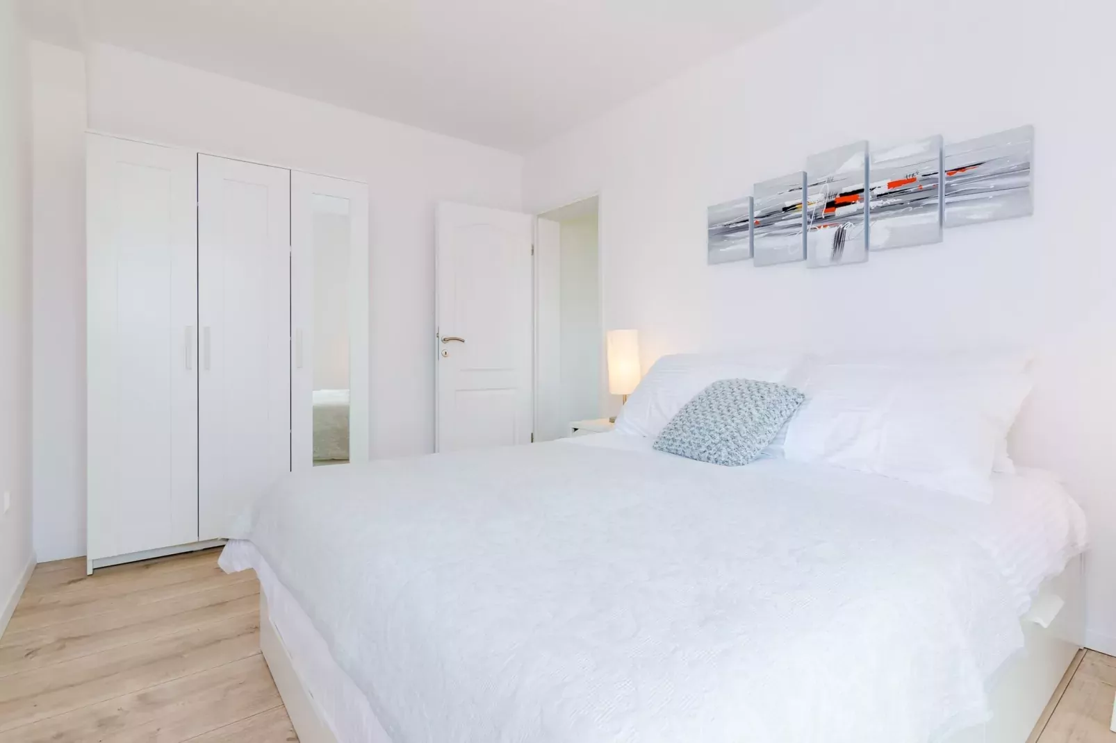 Color Apartments - Standard One-Bedroom Apartment with Terrace and Partial Sea View (Red)-Bedroom
