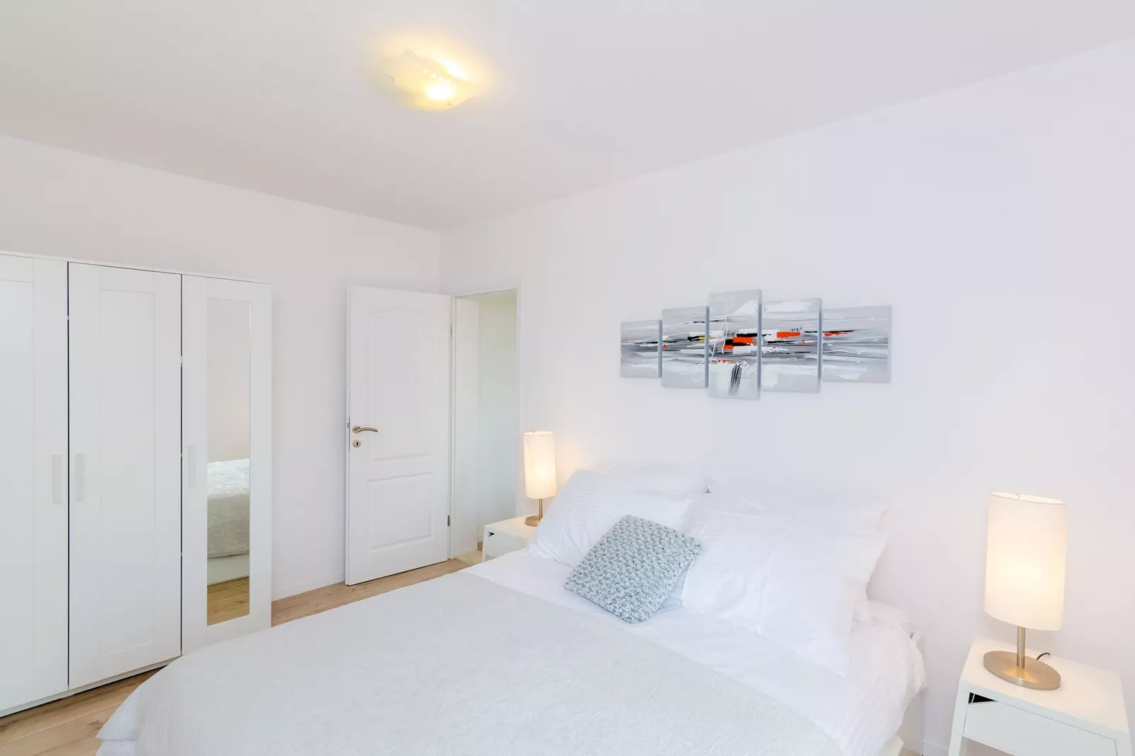 Color Apartments - Standard One-Bedroom Apartment with Terrace and Partial Sea View (Red)-Bedroom