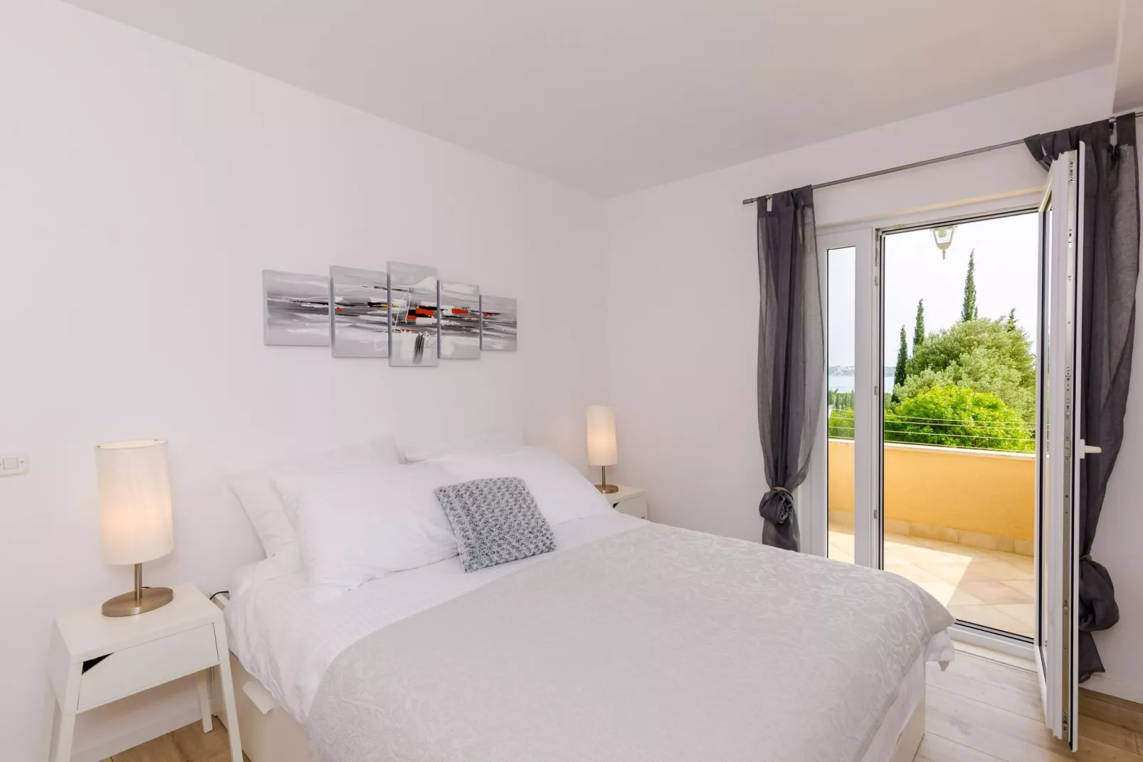 Color Apartments - Standard One-Bedroom Apartment with Terrace and Partial Sea View (Red)-Bedroom