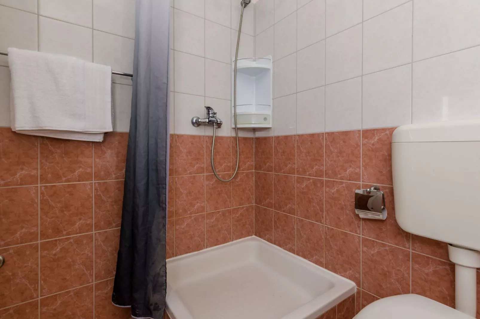 Color Apartments - Standard One-Bedroom Apartment with Terrace and Partial Sea View (Red)-Bathroom