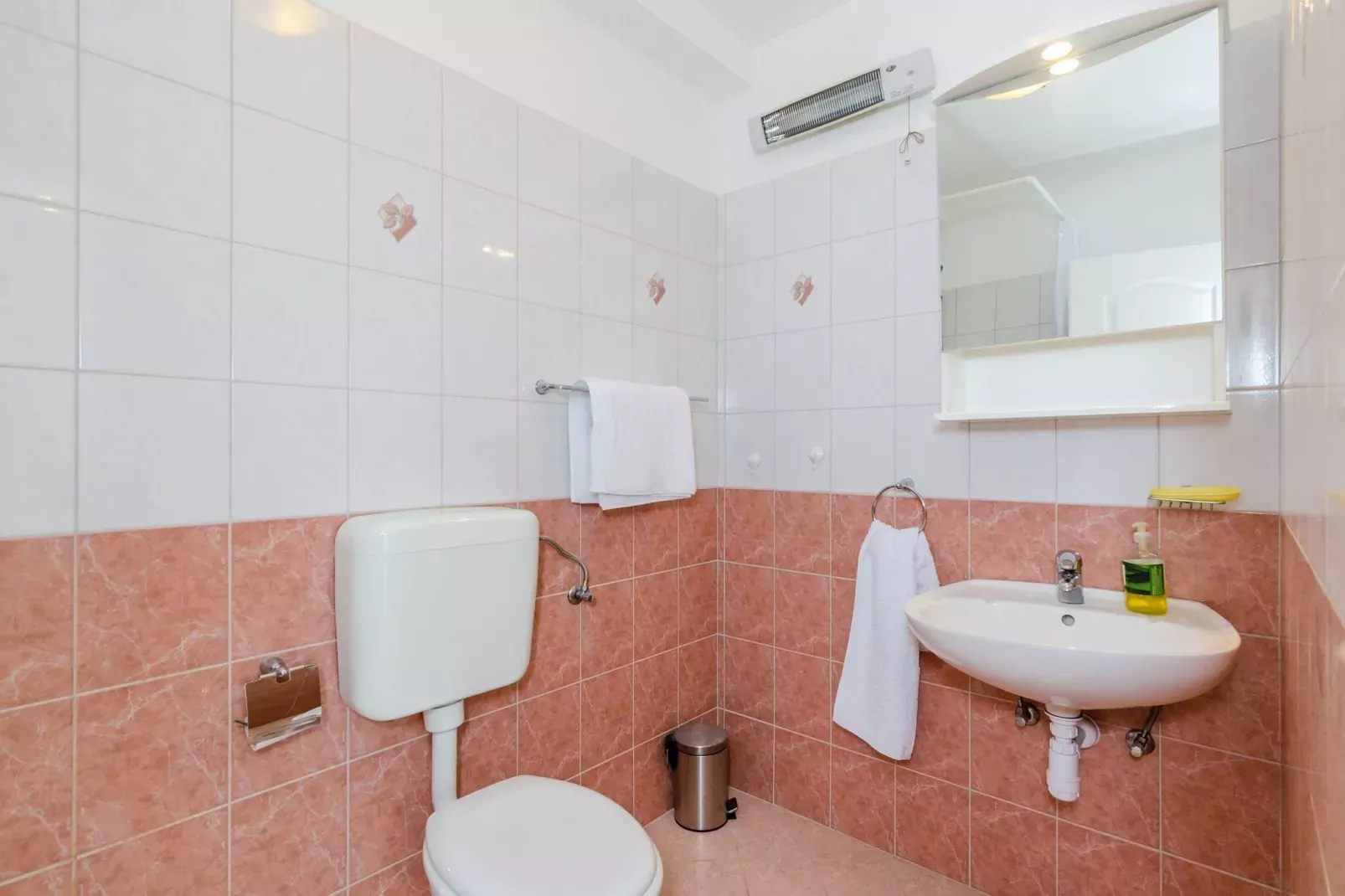 Color Apartments - Standard One-Bedroom Apartment with Terrace and Partial Sea View (Red)-Bathroom