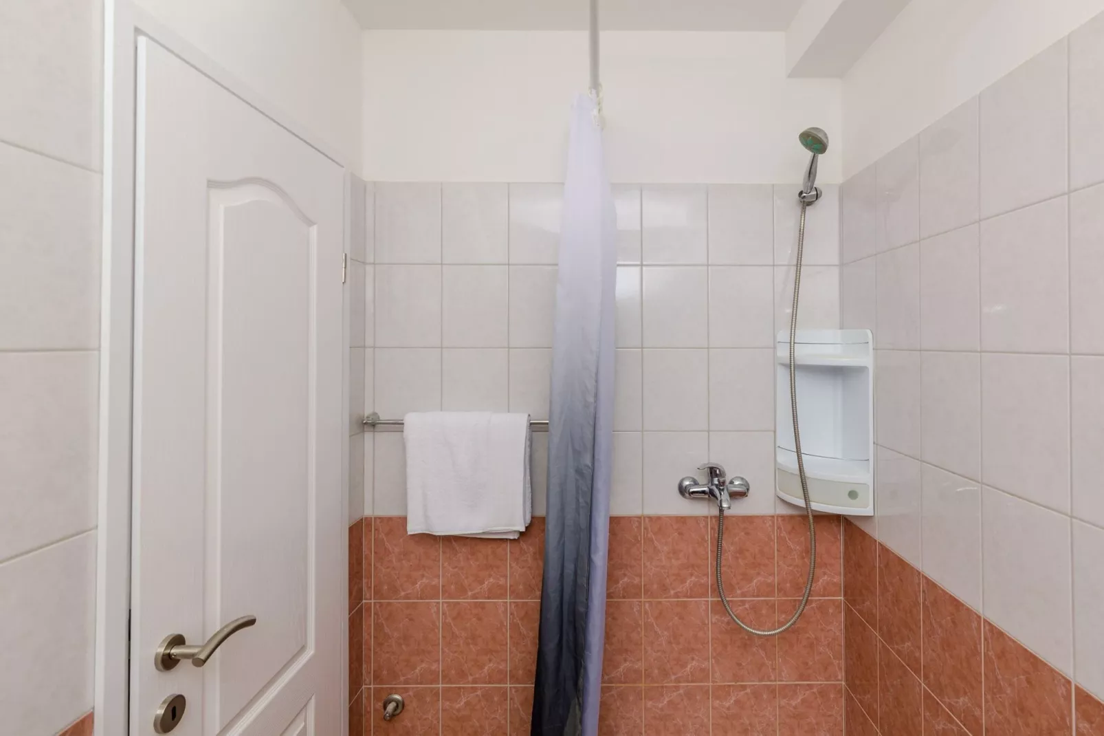 Color Apartments - Standard One-Bedroom Apartment with Terrace and Partial Sea View (Red)-Bathroom