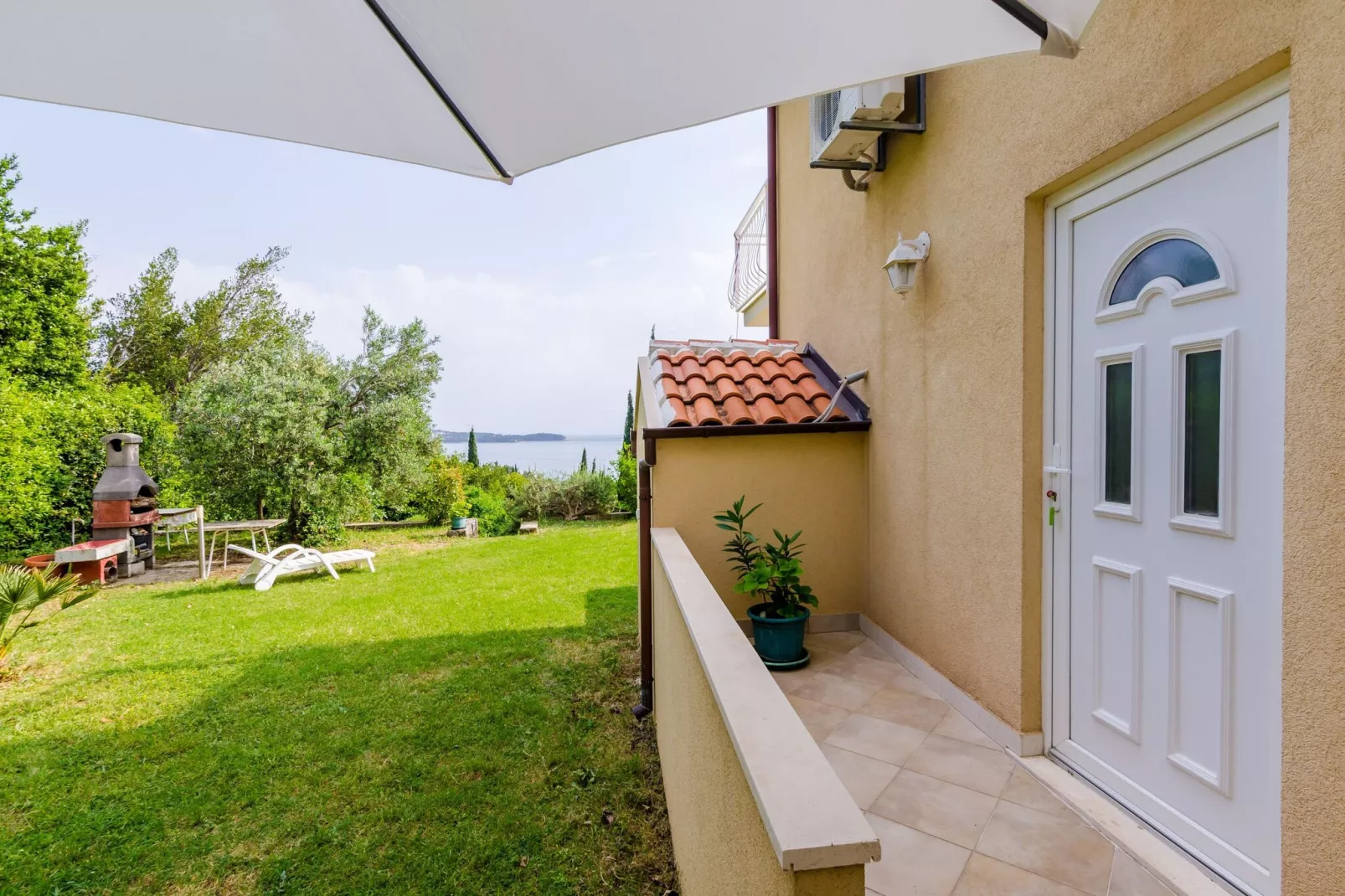 Color Apartments - Standard One-Bedroom Apartment with Terrace and Partial Sea View (Red)-Outdoor