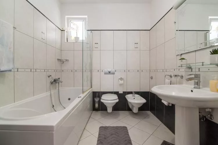 Apartment Marcela - Deluxe Two Bedroom Apartment with Terrace and Sea View-Salle de bain