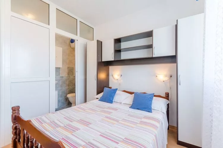 Apartment Mia-Three Bedroom Apartment with Sea View Terrace-Chambre