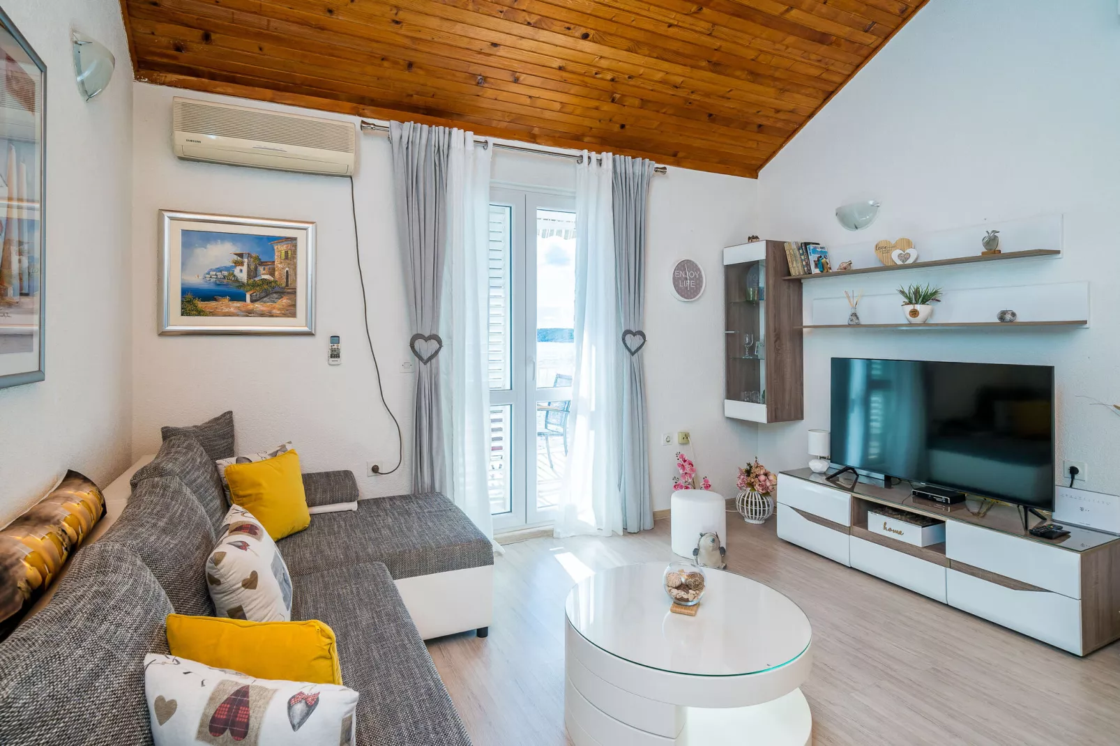 Indy's Beach Apartments -Two Bedroom Apartment with Balcony and Sea View-Living room