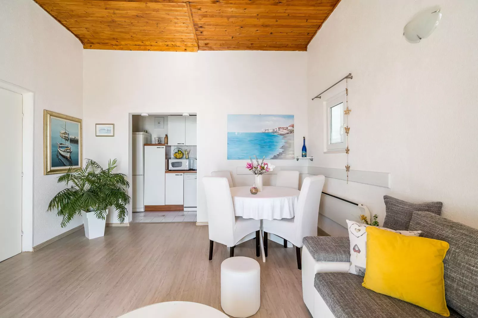 Indy's Beach Apartments -Two Bedroom Apartment with Balcony and Sea View-Living room