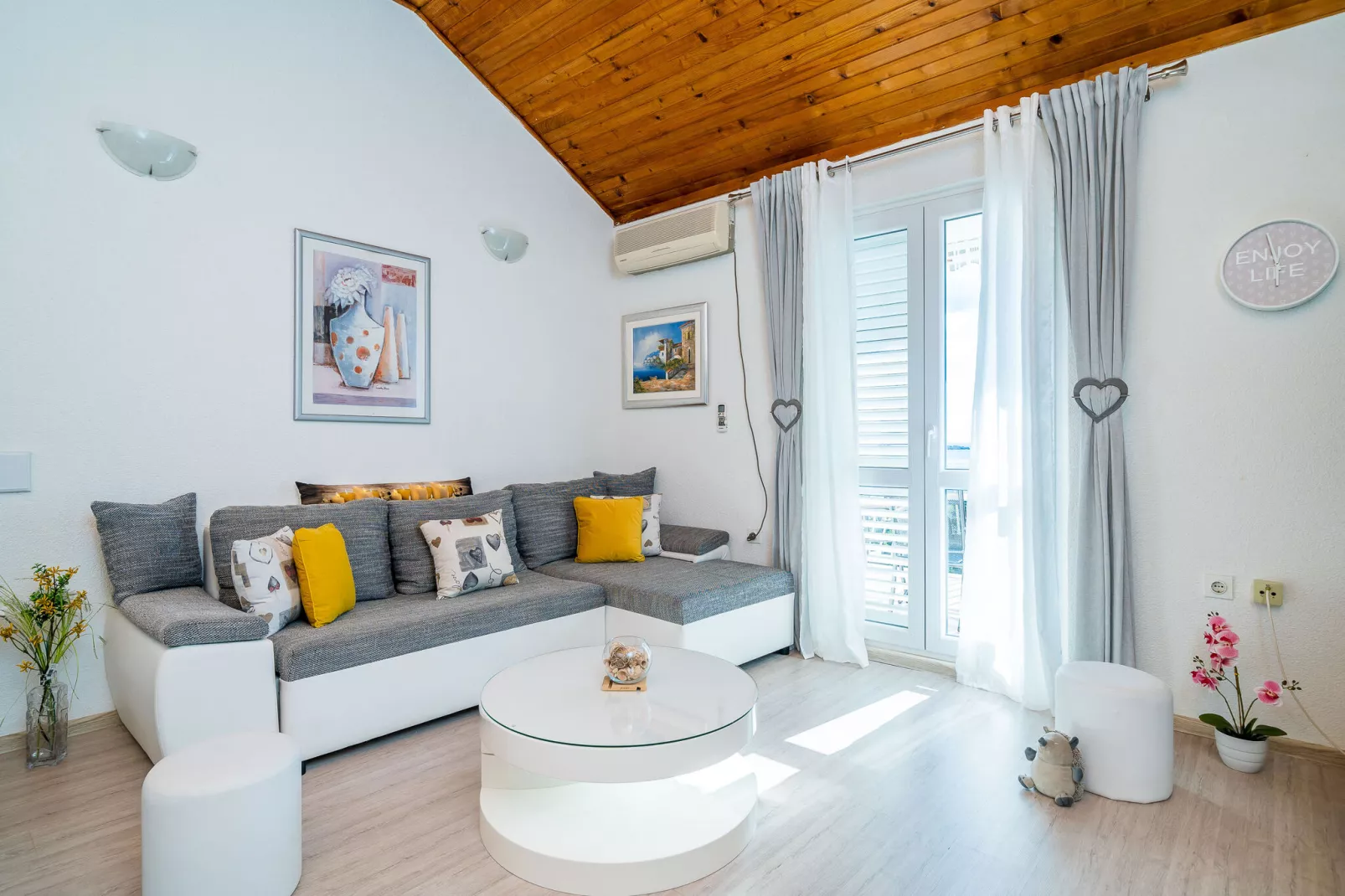Indy's Beach Apartments -Two Bedroom Apartment with Balcony and Sea View-Living room