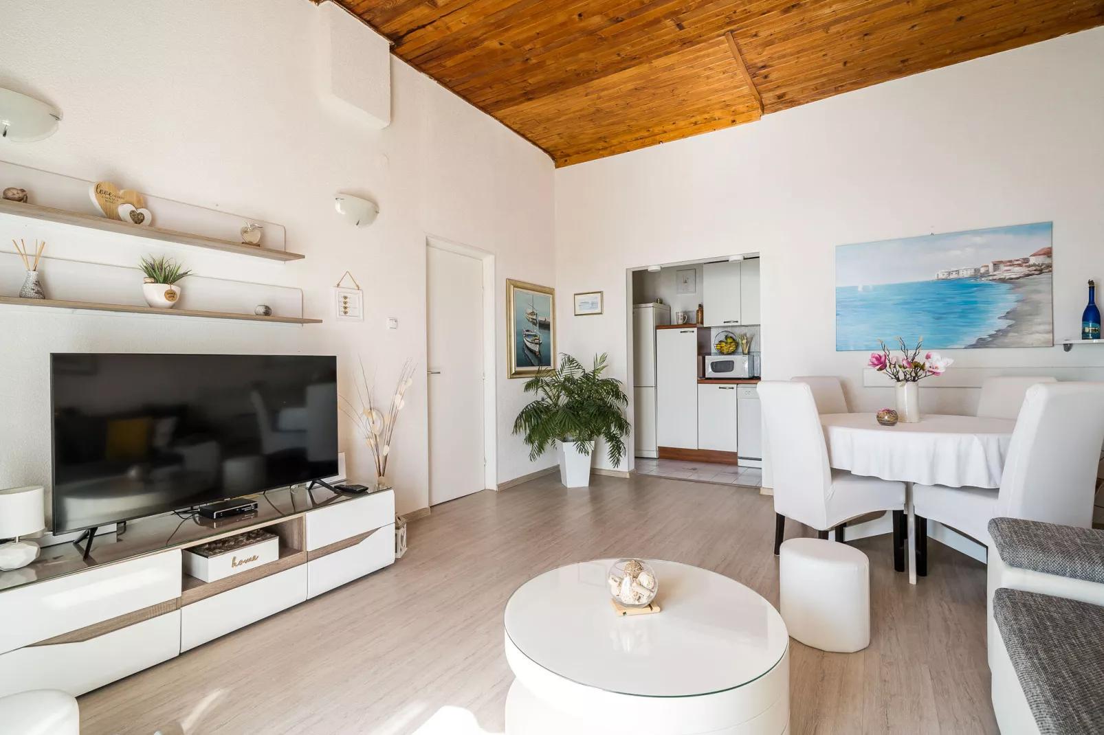 Indy's Beach Apartments -Two Bedroom Apartment with Balcony and Sea View-Living room