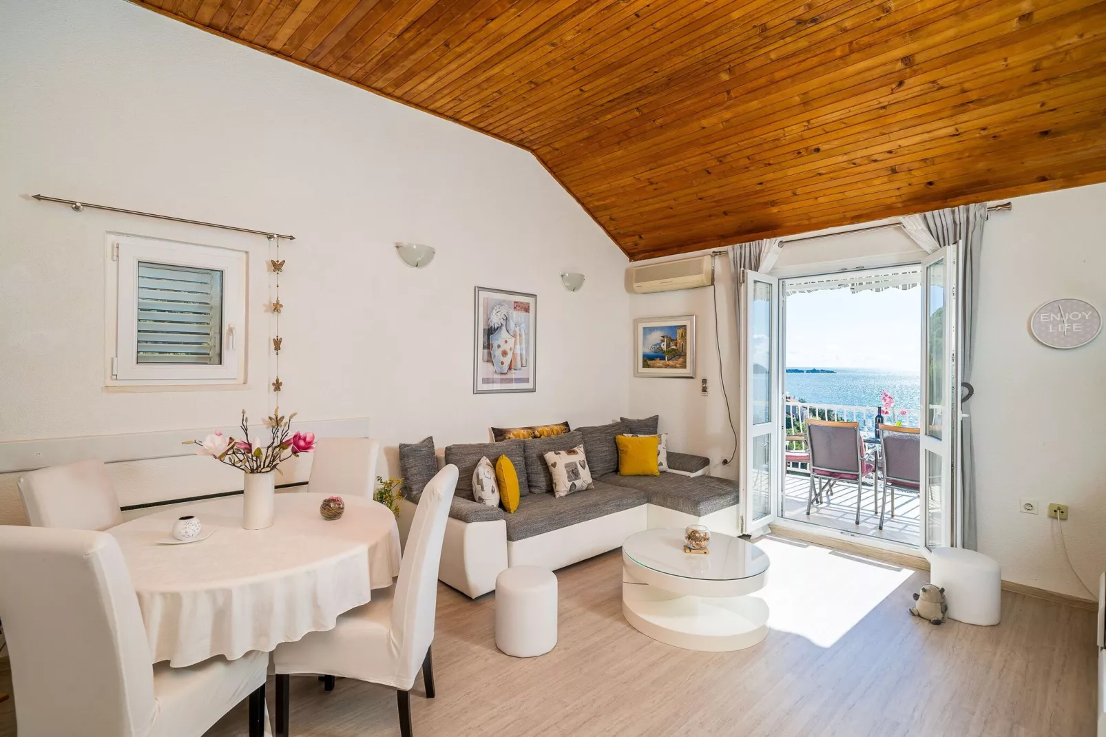 Indy's Beach Apartments -Two Bedroom Apartment with Balcony and Sea View-Dining room
