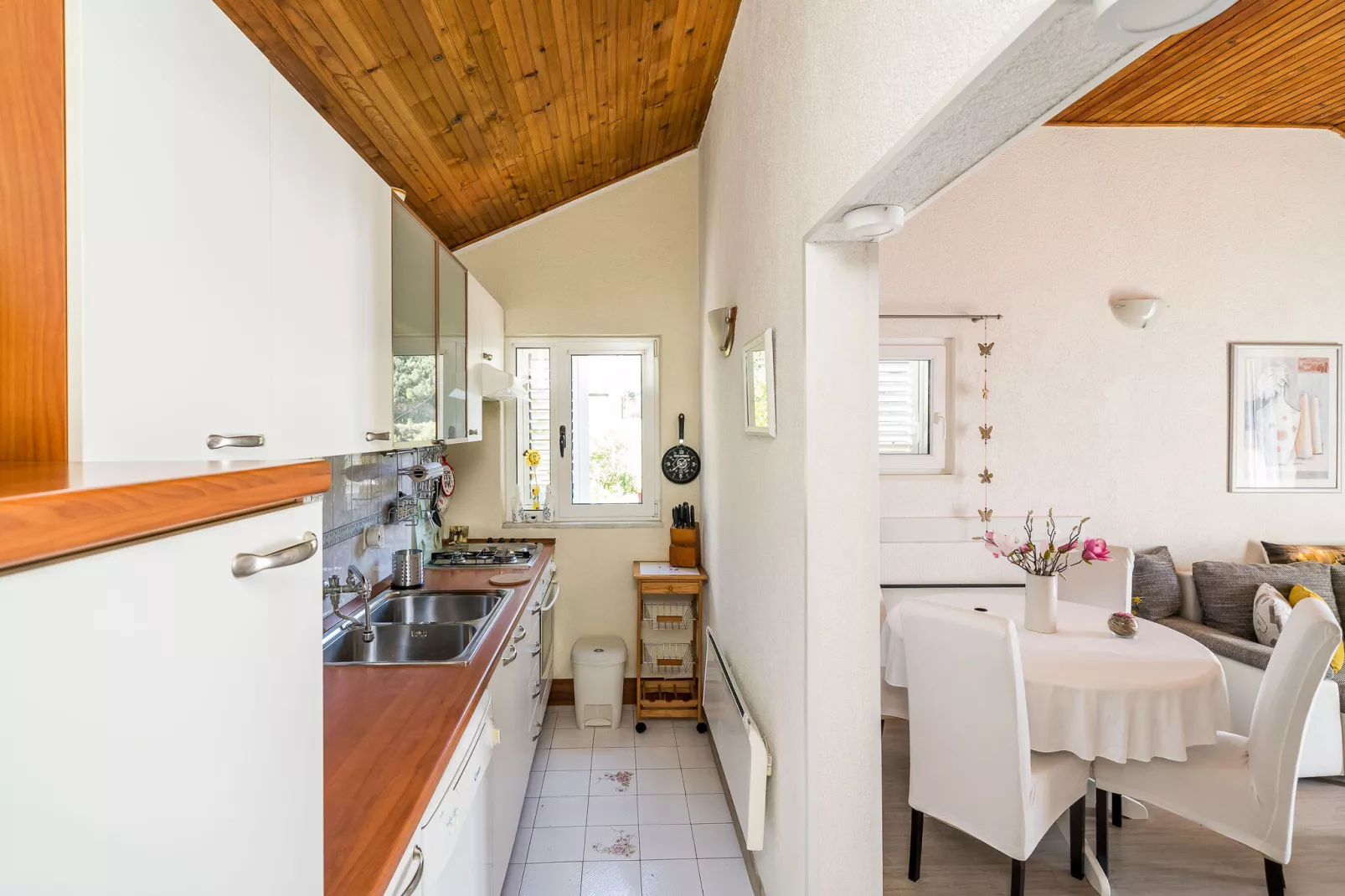 Indy's Beach Apartments -Two Bedroom Apartment with Balcony and Sea View-Kitchen