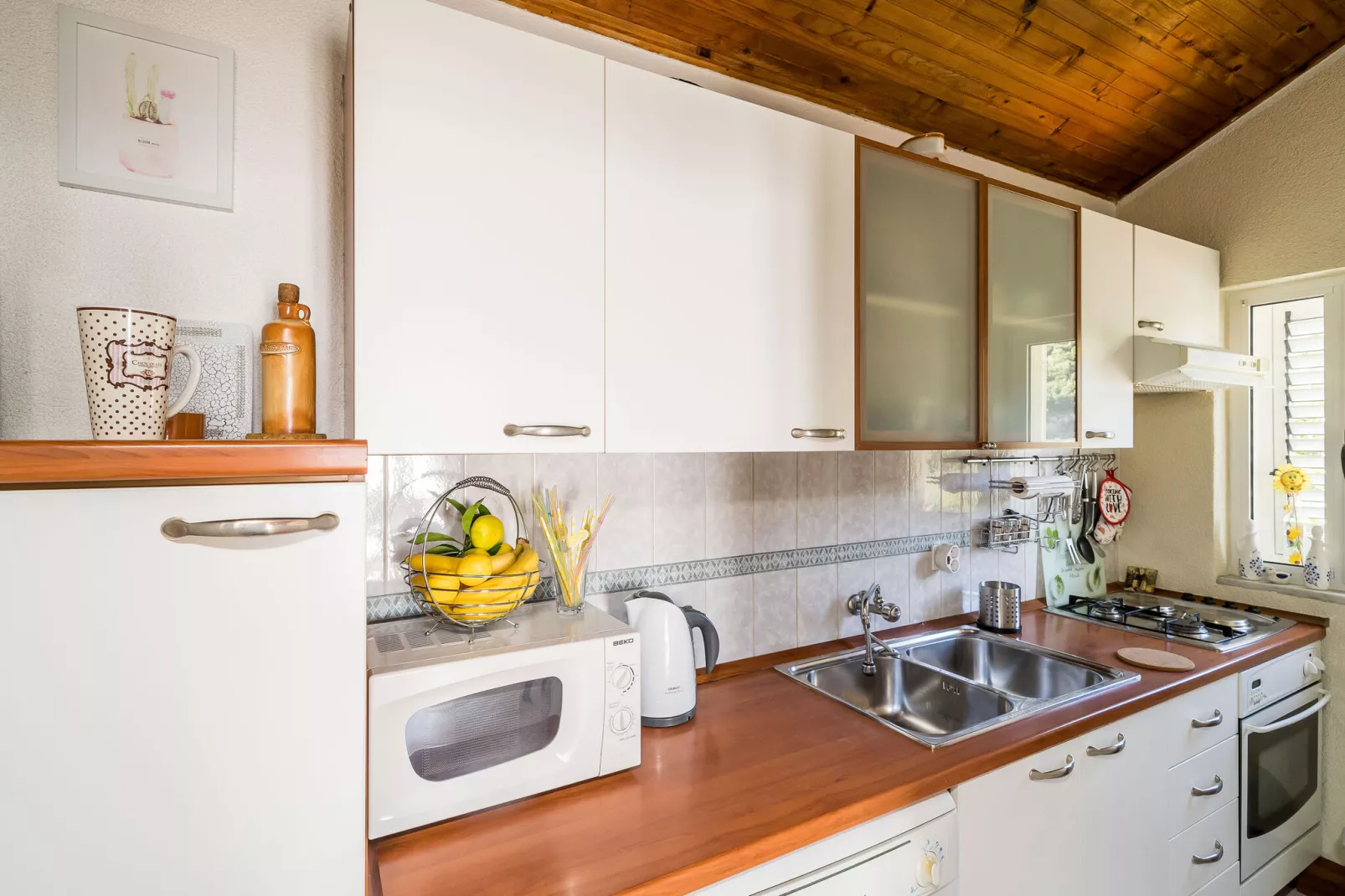 Indy's Beach Apartments -Two Bedroom Apartment with Balcony and Sea View-Kitchen
