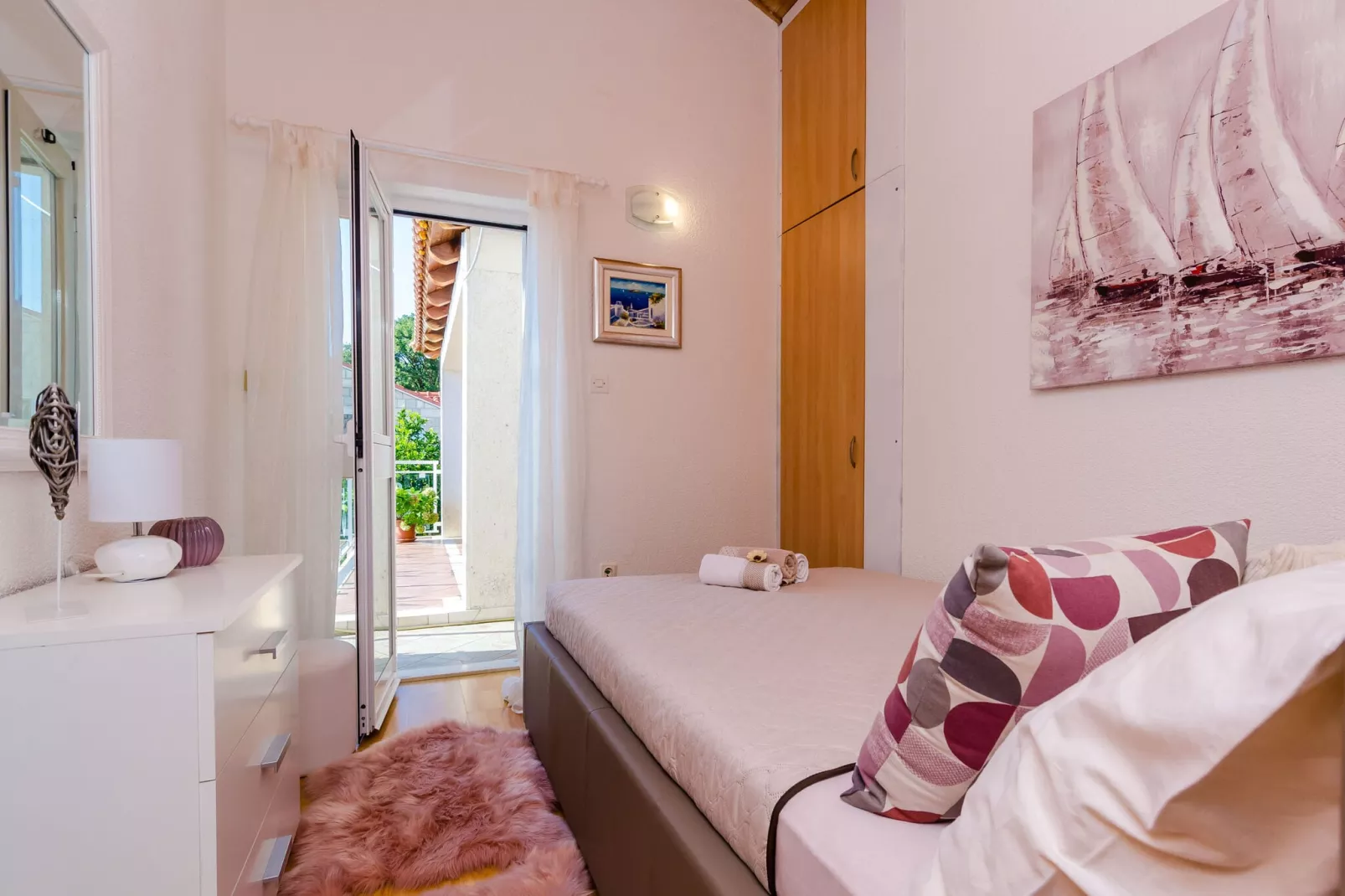 Indy's Beach Apartments -Two Bedroom Apartment with Balcony and Sea View-Bedroom