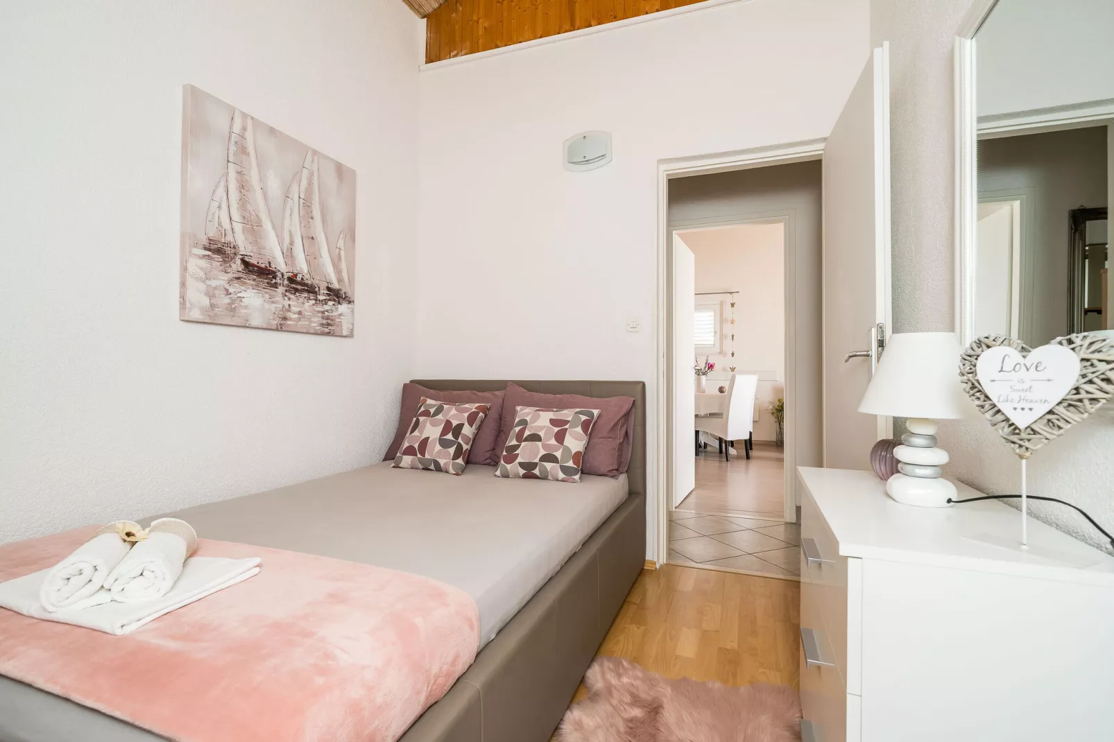 Indy's Beach Apartments -Two Bedroom Apartment with Balcony and Sea View-Bedroom