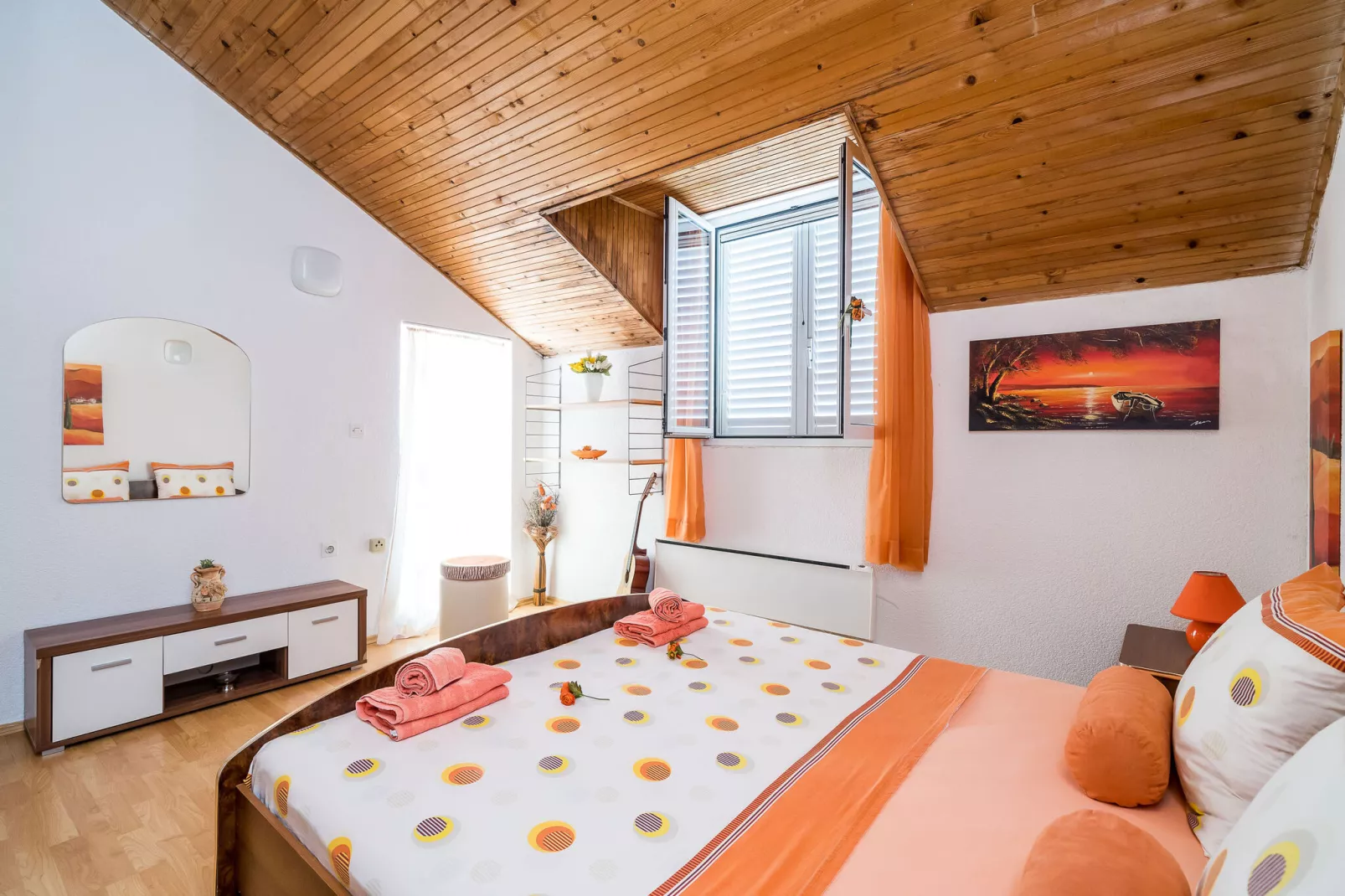 Indy's Beach Apartments -Two Bedroom Apartment with Balcony and Sea View-Bedroom