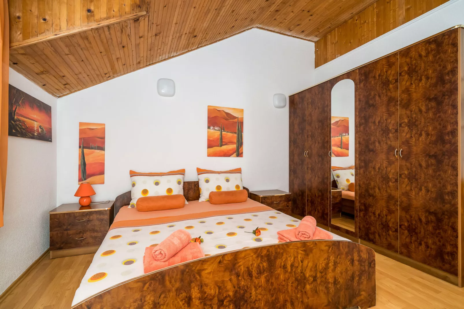 Indy's Beach Apartments -Two Bedroom Apartment with Balcony and Sea View-Bedroom