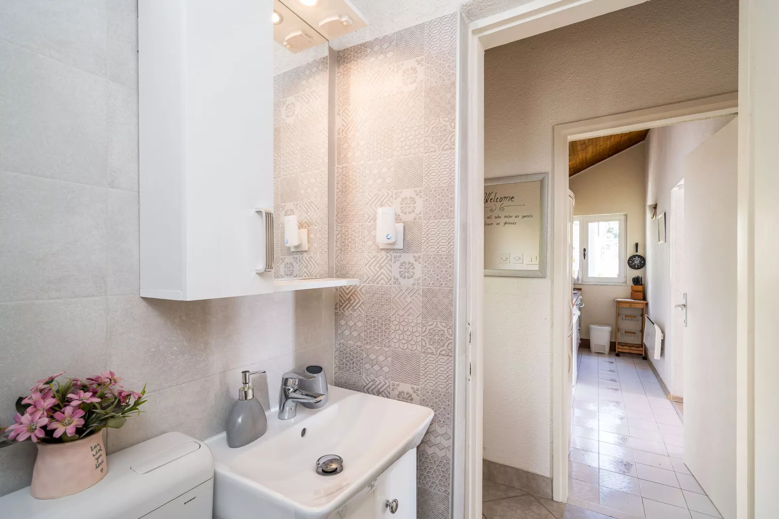 Indy's Beach Apartments -Two Bedroom Apartment with Balcony and Sea View-Bathroom