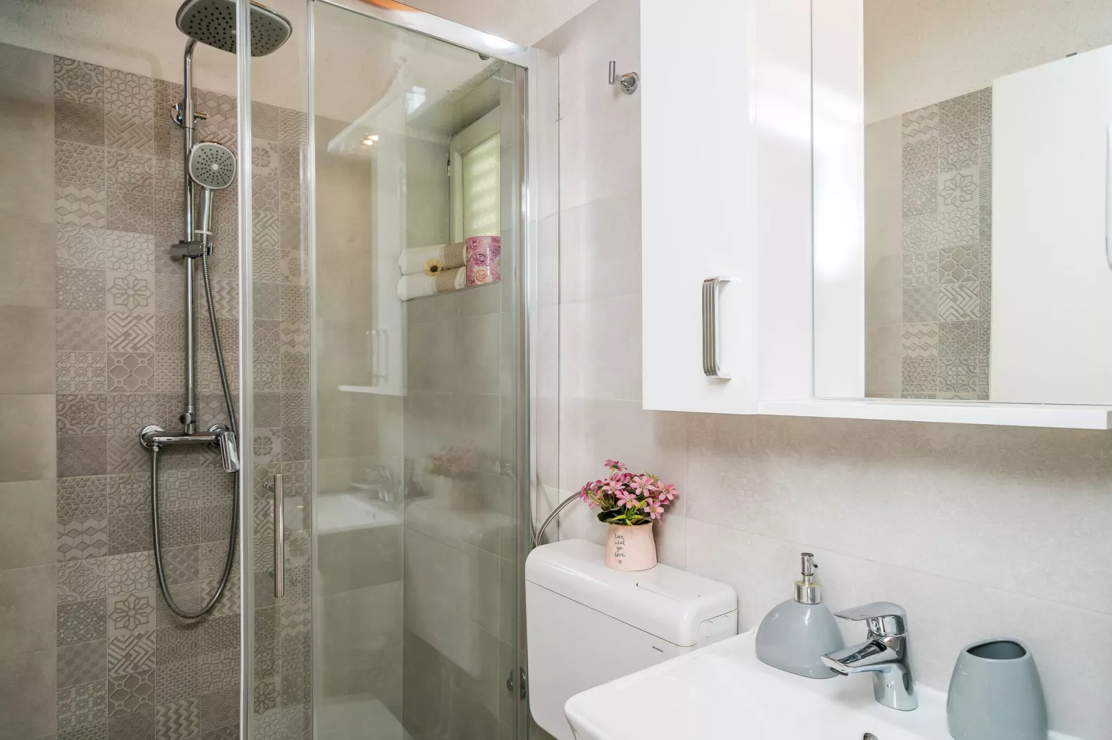 Indy's Beach Apartments -Two Bedroom Apartment with Balcony and Sea View-Bathroom