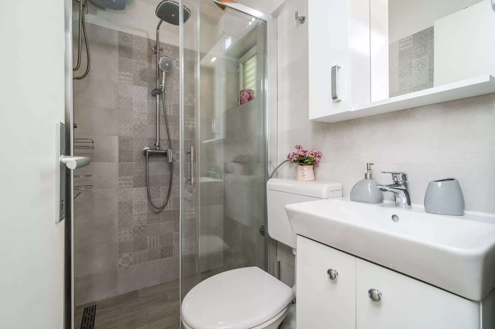 Indy's Beach Apartments -Two Bedroom Apartment with Balcony and Sea View-Bathroom