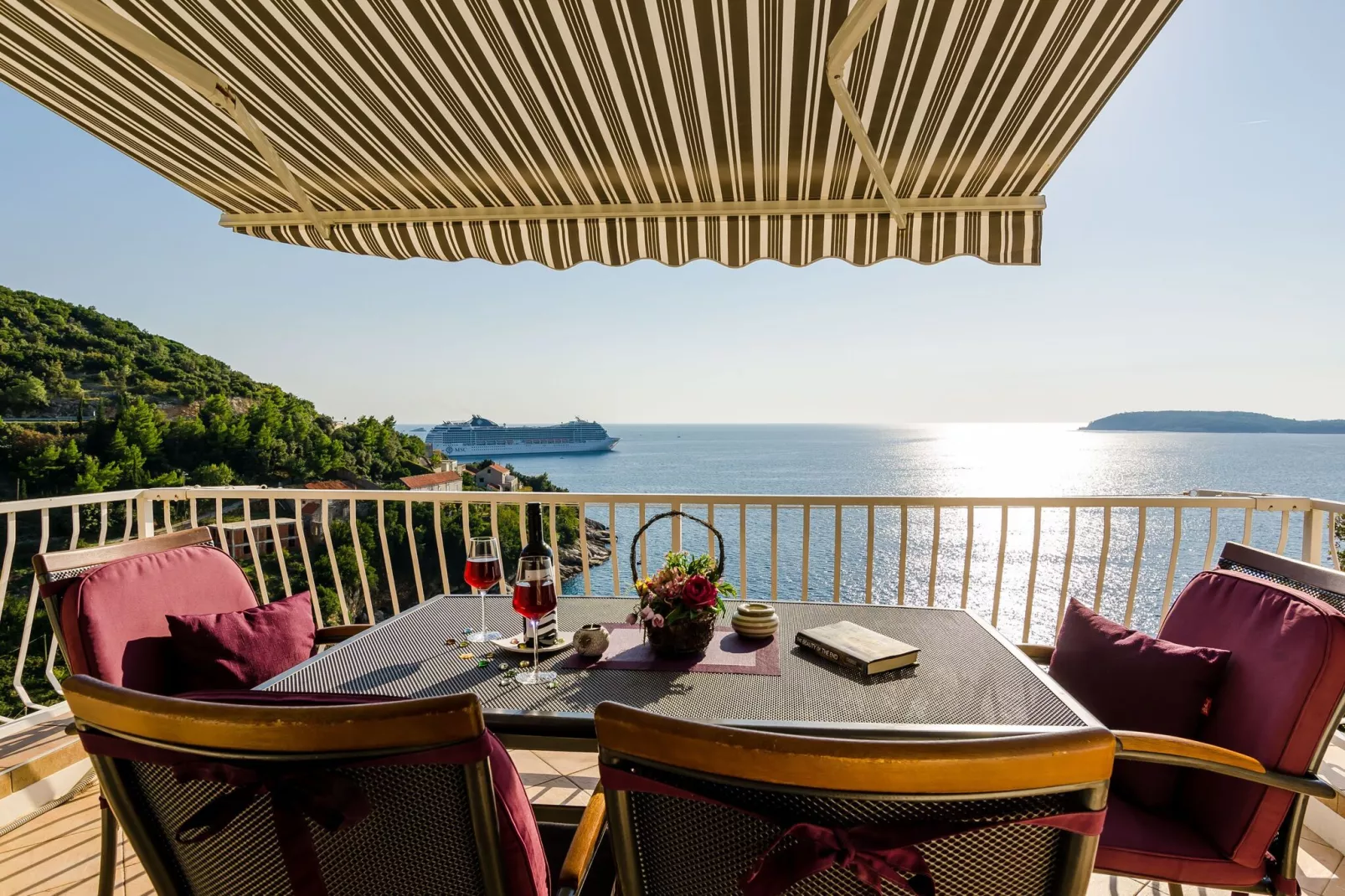 Indy's Beach Apartments -Two Bedroom Apartment with Balcony and Sea View-Terrace balcony