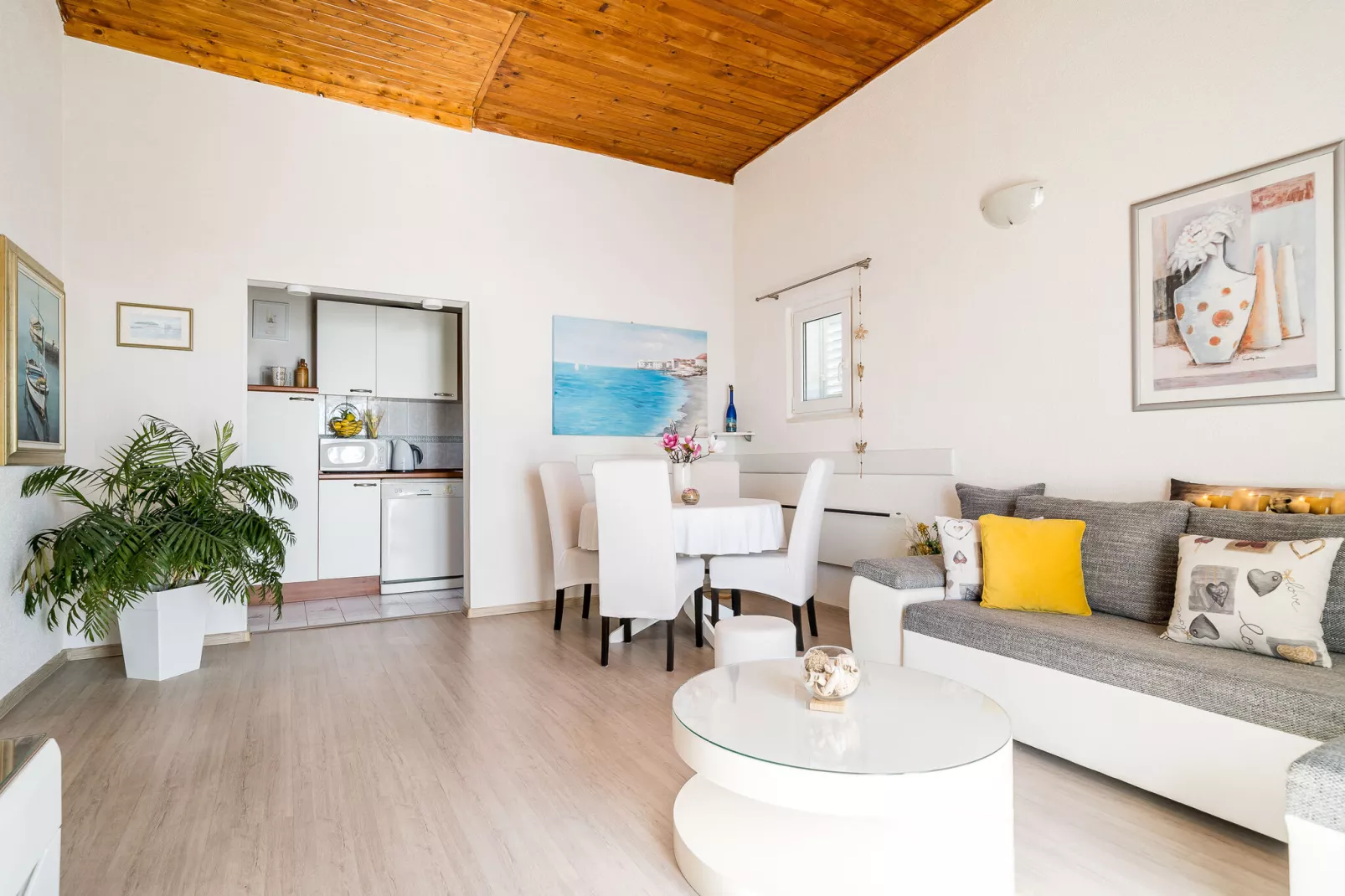 Indy's Beach Apartments -Two Bedroom Apartment with Balcony and Sea View-Indoor