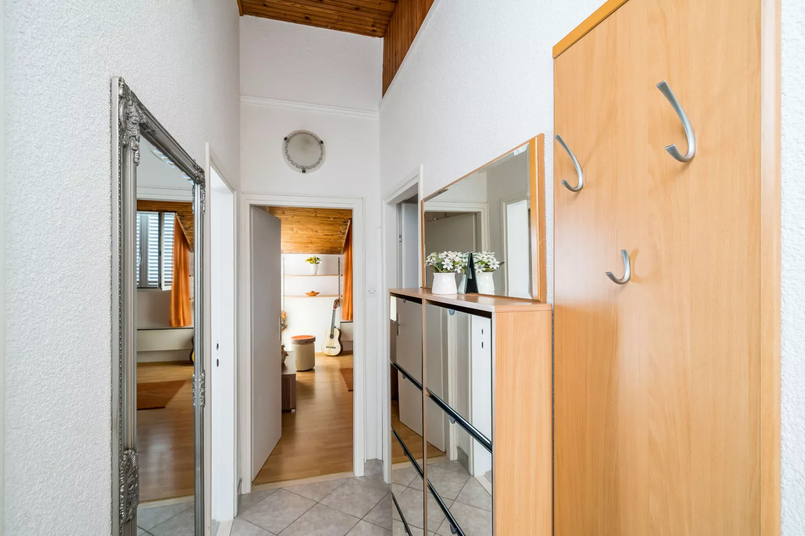 Indy's Beach Apartments -Two Bedroom Apartment with Balcony and Sea View-Indoor