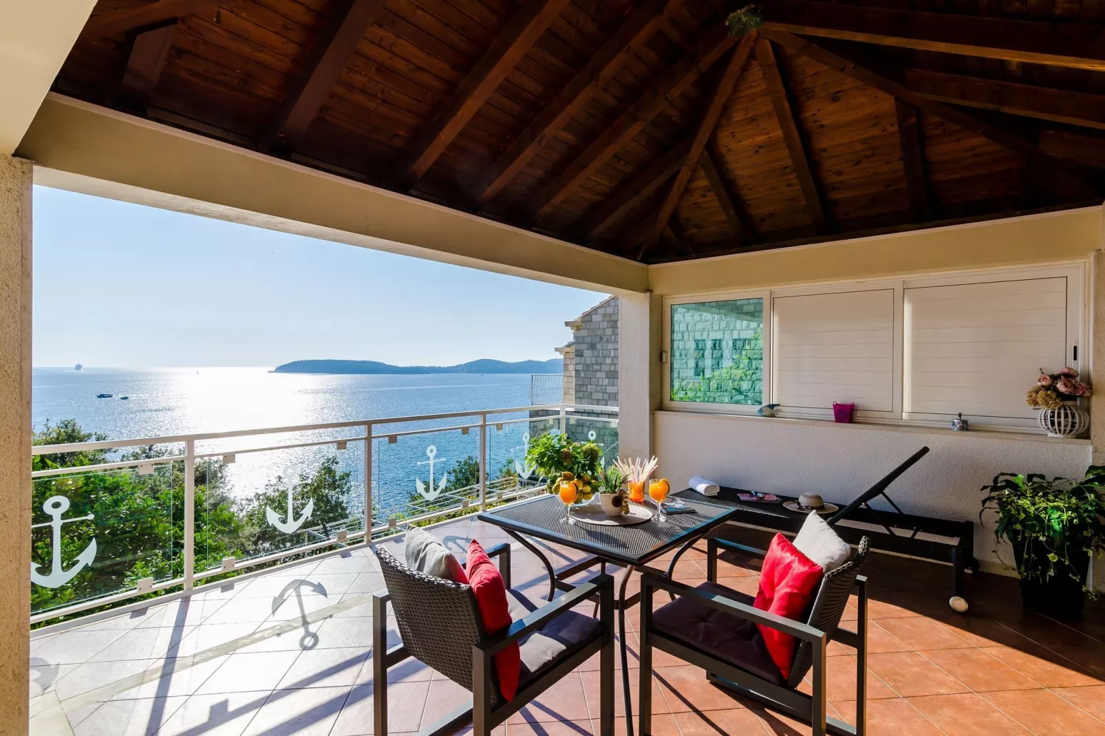 Indy's Beach Apartments- Studio Apartment with Patio and Sea View-Terrace balcony