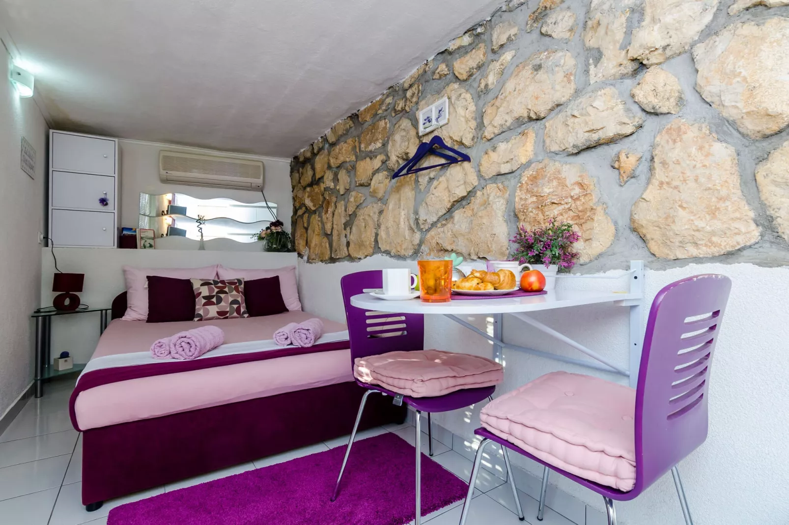Indy's Beach Apartments- Studio Apartment with Patio and Sea View-Dining room