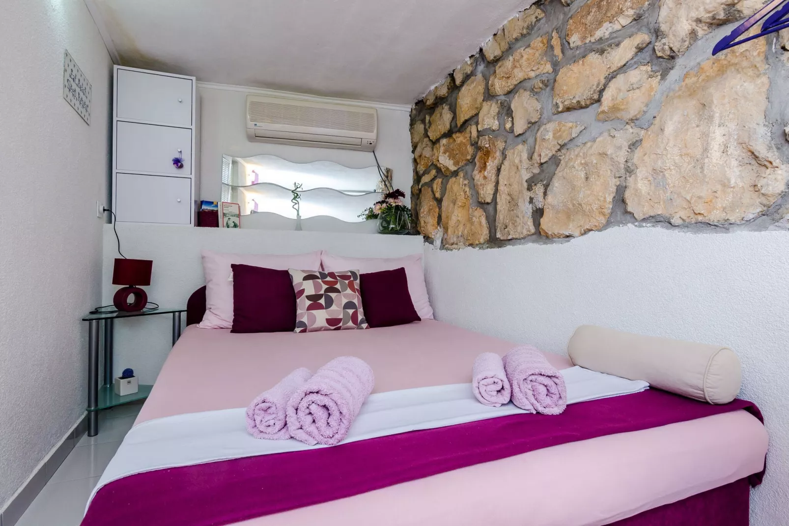 Indy's Beach Apartments- Studio Apartment with Patio and Sea View-Bedroom