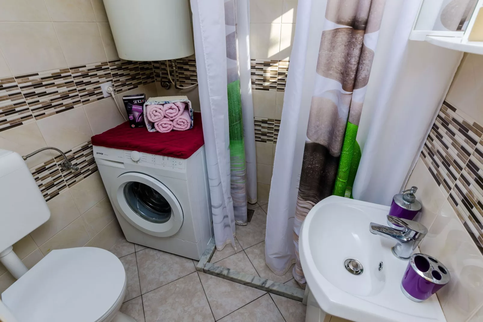 Indy's Beach Apartments- Studio Apartment with Patio and Sea View-Bathroom