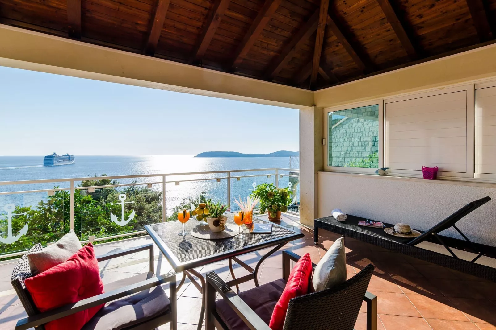 Indy's Beach Apartments- Studio Apartment with Patio and Sea View-Terrace balcony