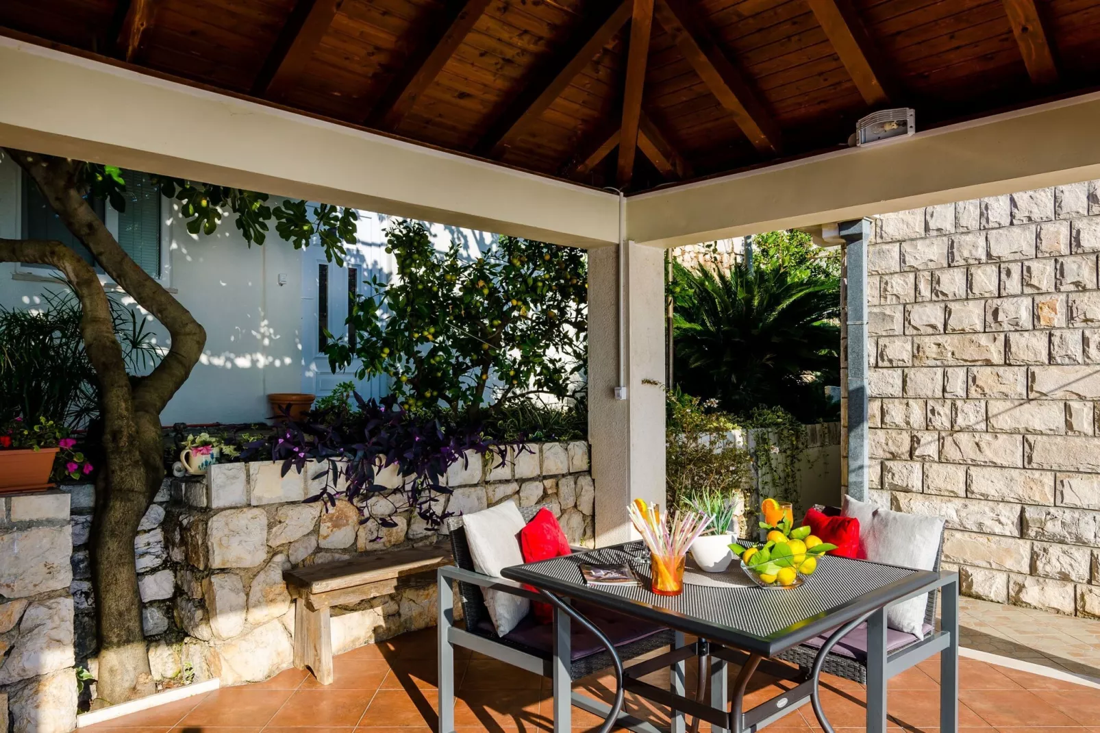Indy's Beach Apartments- Studio Apartment with Patio and Sea View-Terrace balcony