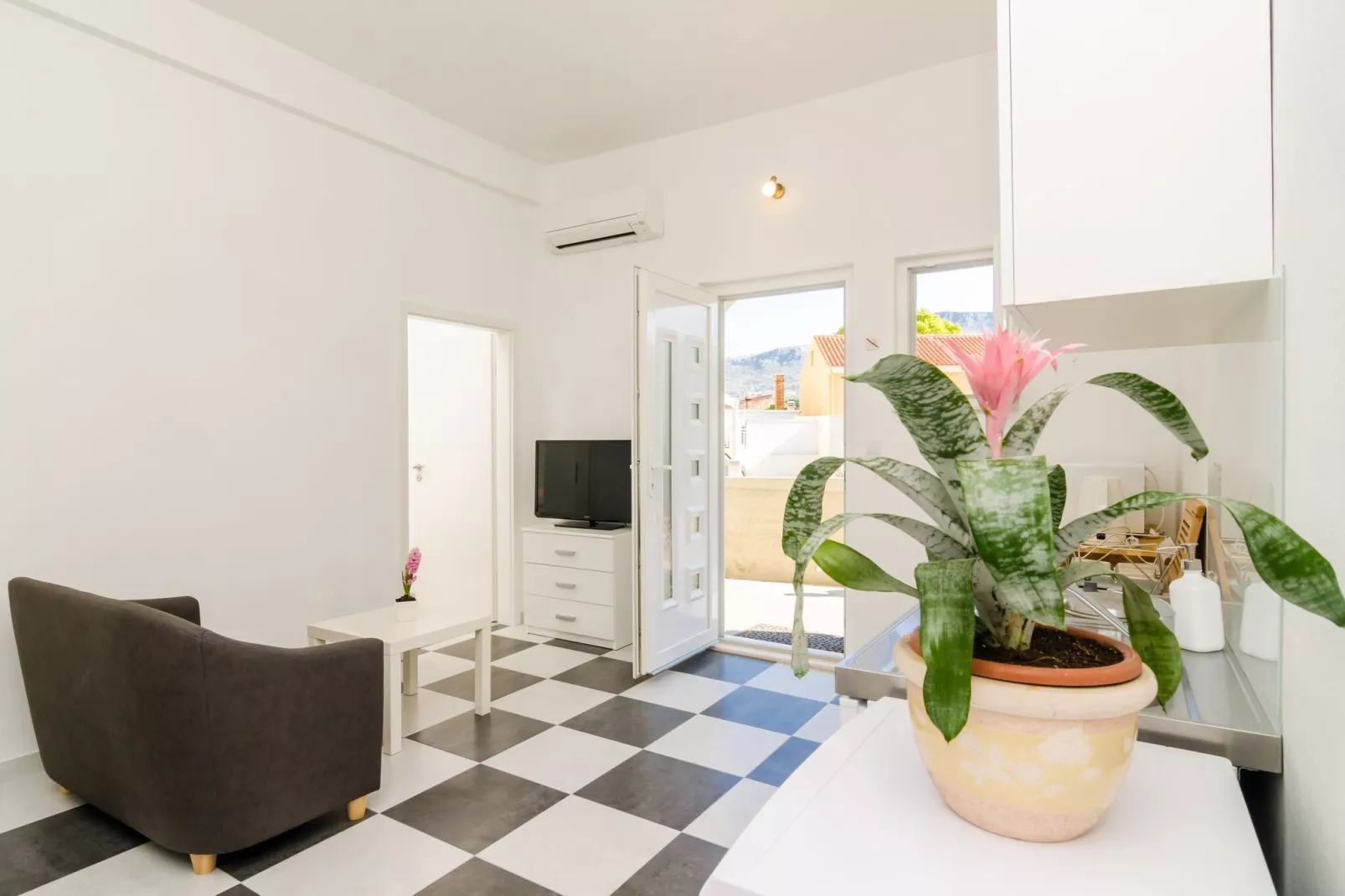 Apartment Amabilis - One Bedroom Apartment with Terrace and City View-Wohnzimmer