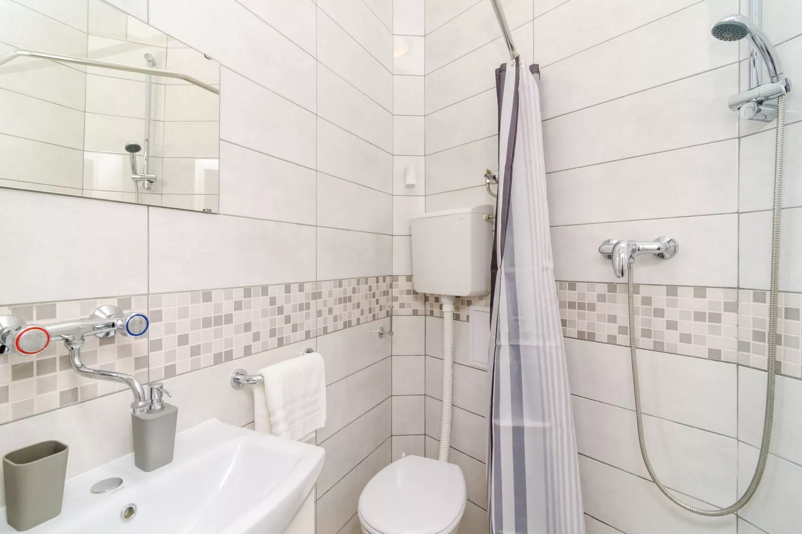 Apartment Amabilis - One Bedroom Apartment with Terrace and City View-Badezimmer