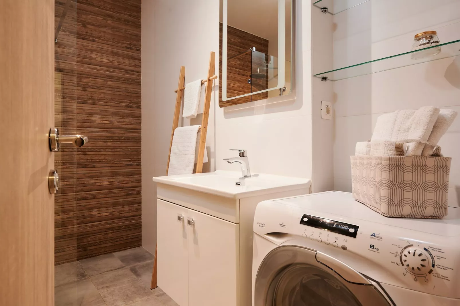 Apartment Boris (ST) - Two Bedroom Apartment with Terrace and Jacuzzi-Bathroom