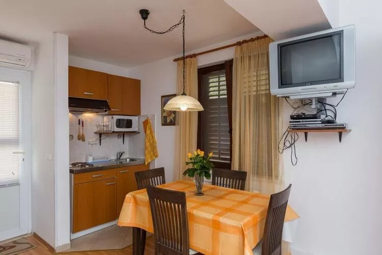 Apartments Milanović - Premium Studio Apartment with Terrace and Garden View-Küche