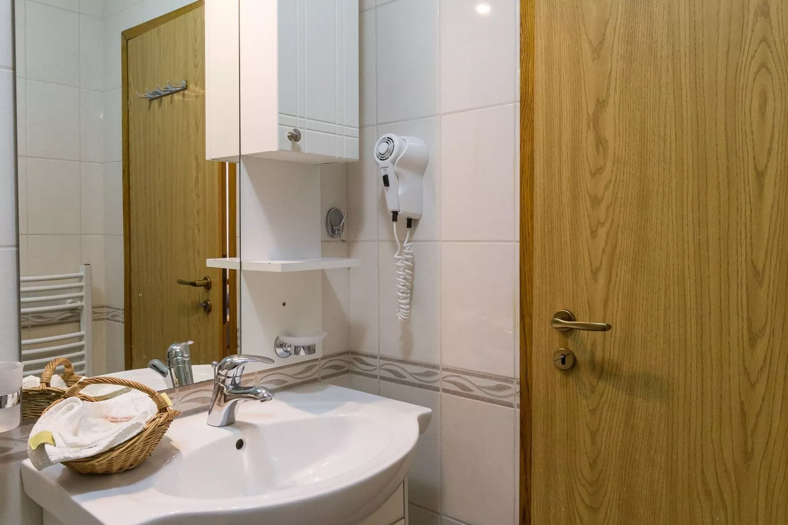 Apartments Milanović - Premium Studio Apartment with Terrace and Garden View-Badezimmer