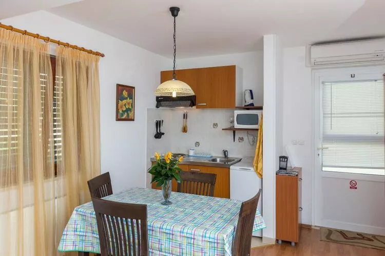 Apartments Milanović - Superior Studio Apartment with Terrace and Garden View-Kitchen