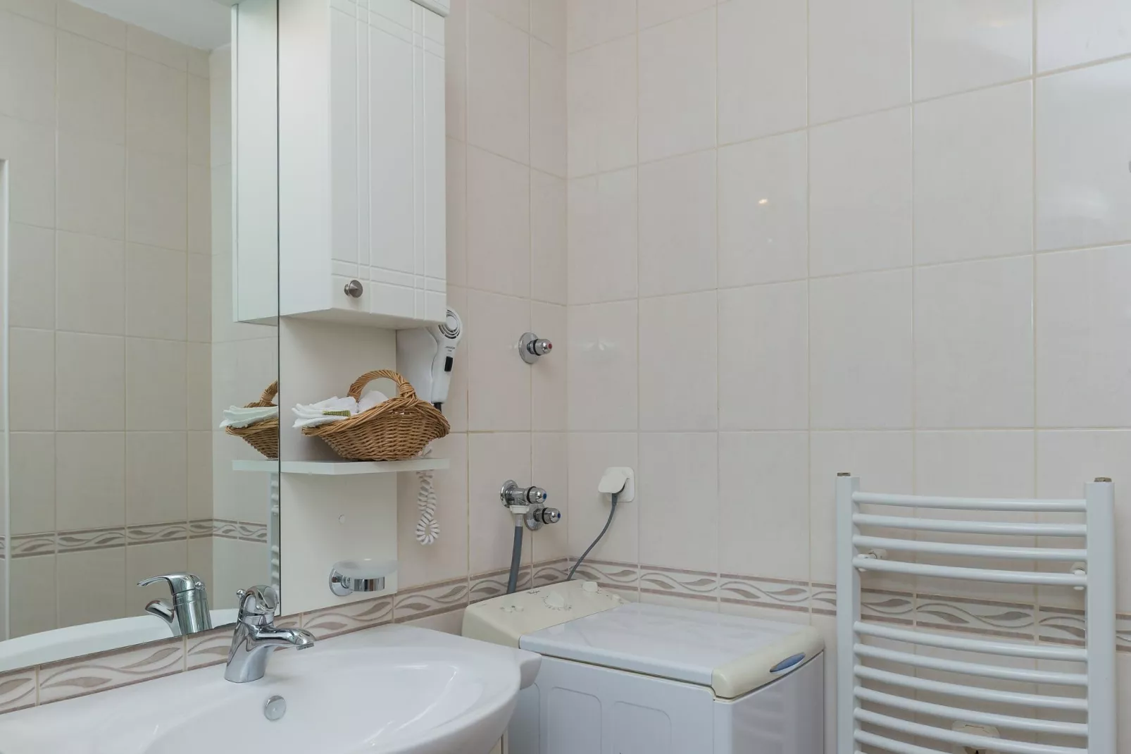 Apartments Milanović - Superior Studio Apartment with Terrace and Garden View-Bathroom