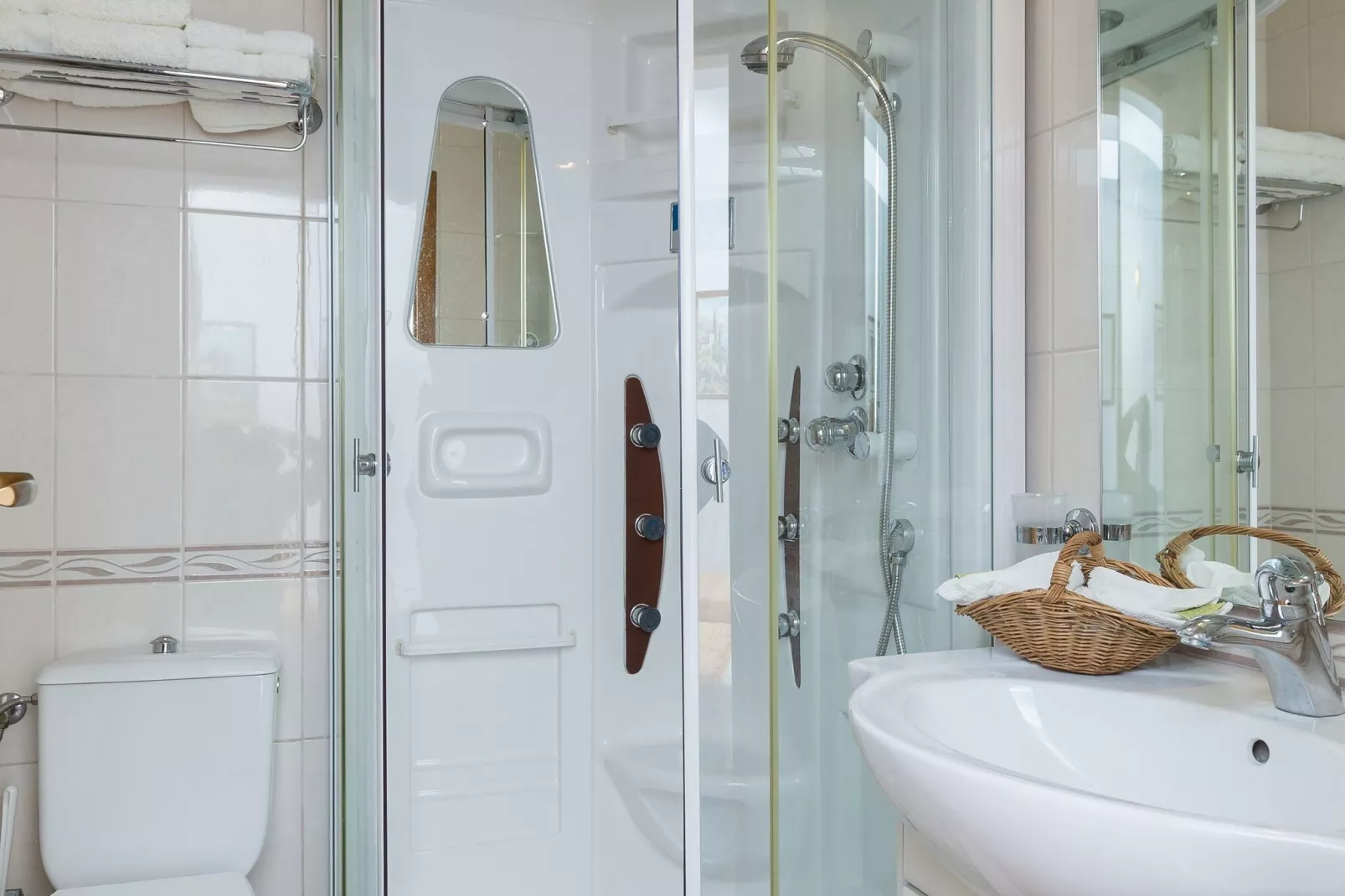 Apartments Milanović - Superior Studio Apartment with Terrace and Garden View-Bathroom