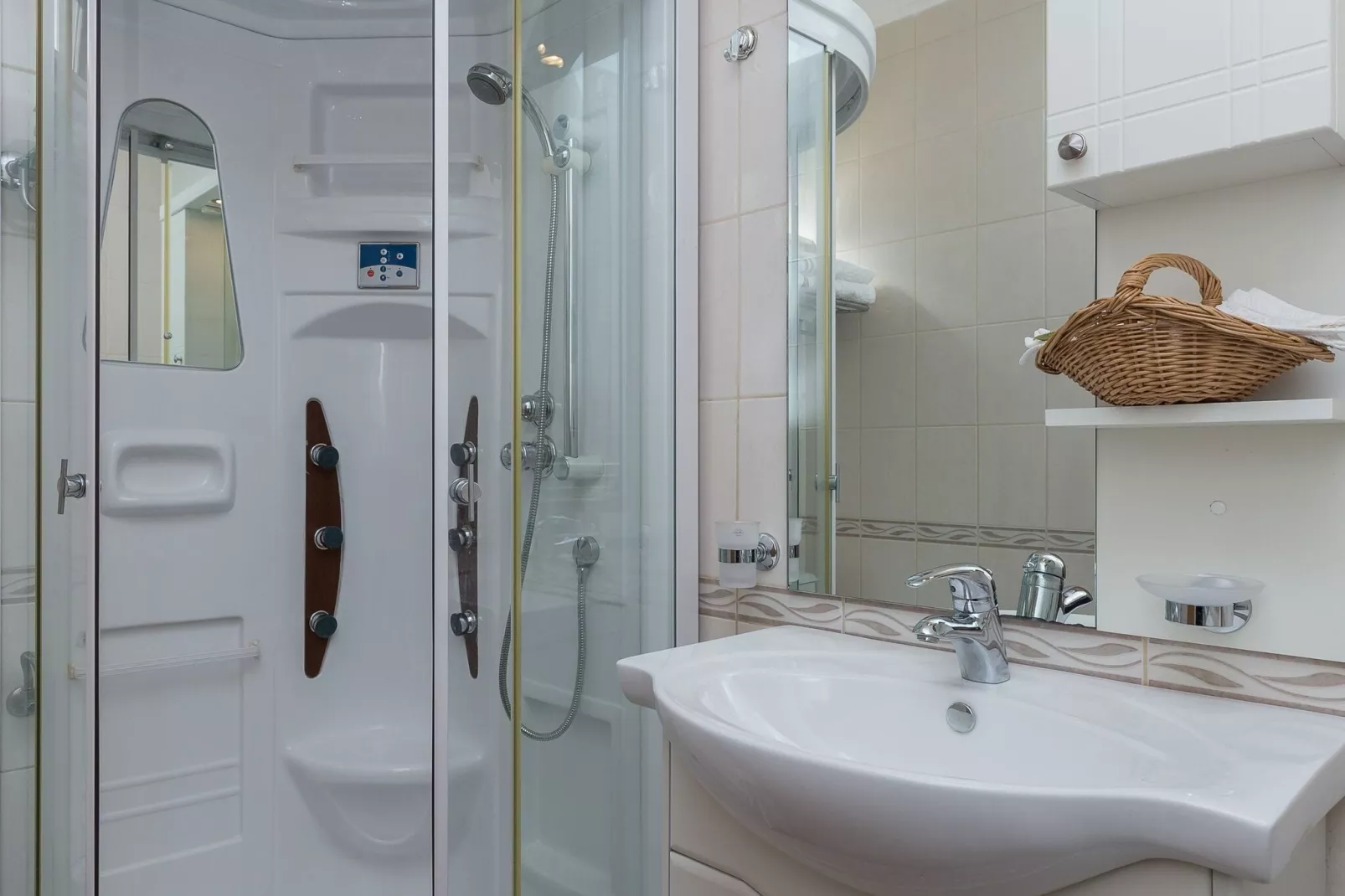 Apartments Milanović - Superior Studio Apartment with Terrace and Garden View-Bathroom