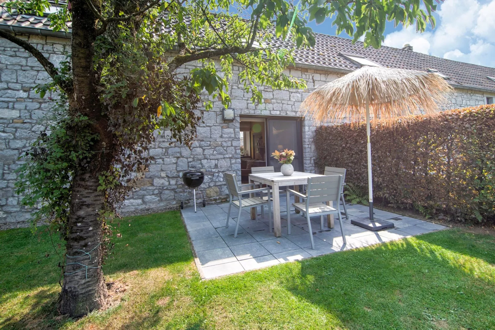 La Romaine-Gardens summer