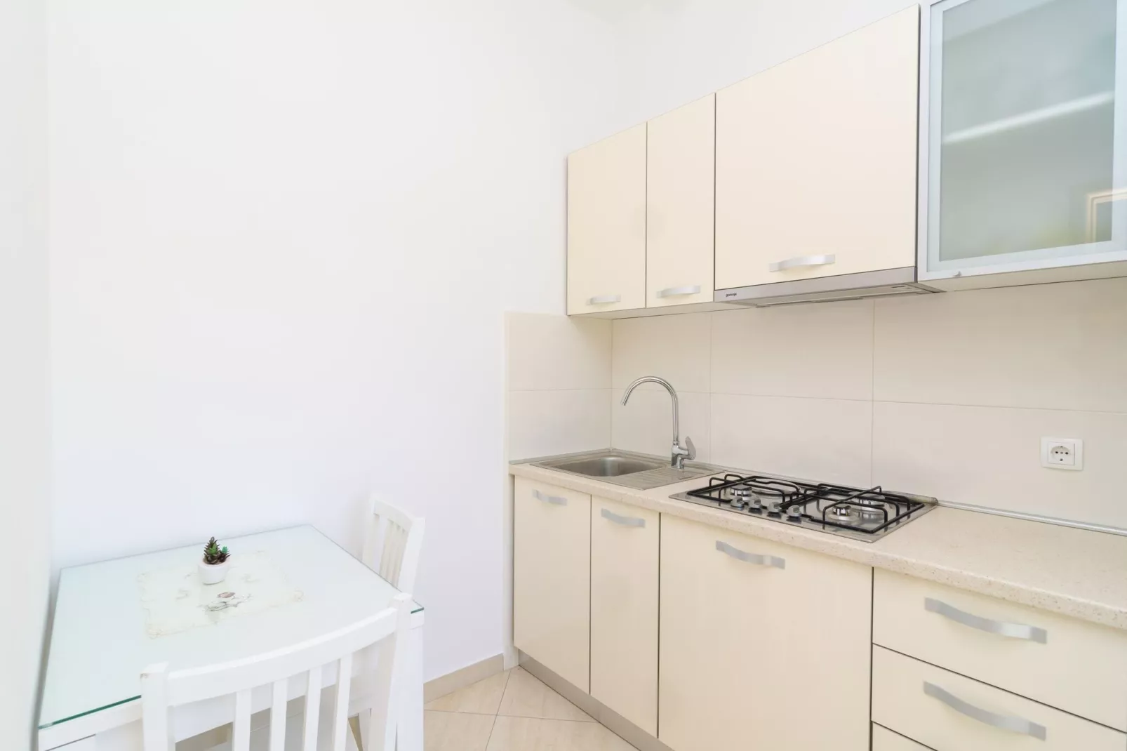 Apartments & Rooms Barišić - Standard Studio Apartment with Balcony and Garden View (G1-6)-Küche