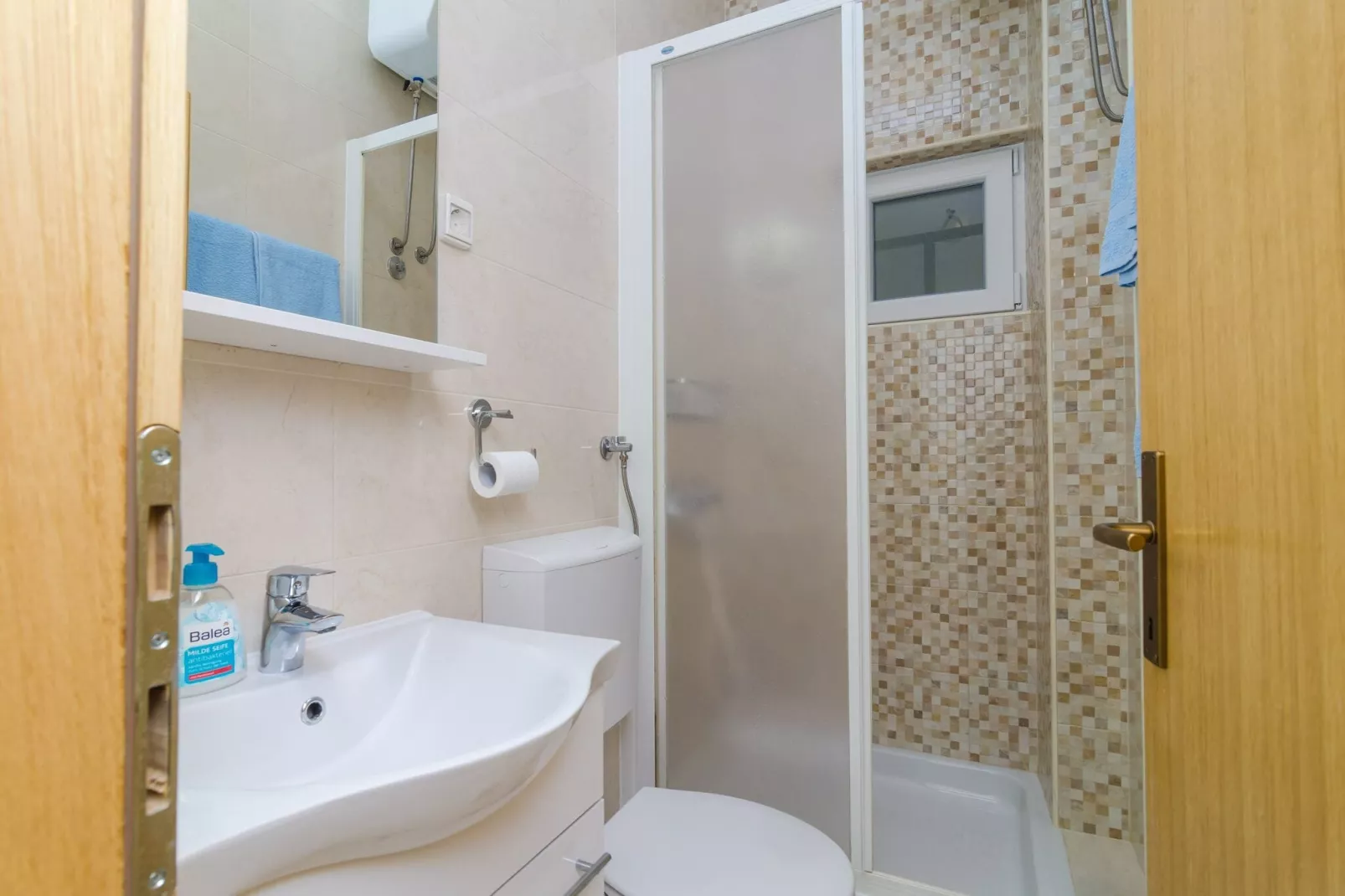 Apartments & Rooms Barišić - Superior Studio Apartment with Balcony and Garden View (G2-7)-Bathroom