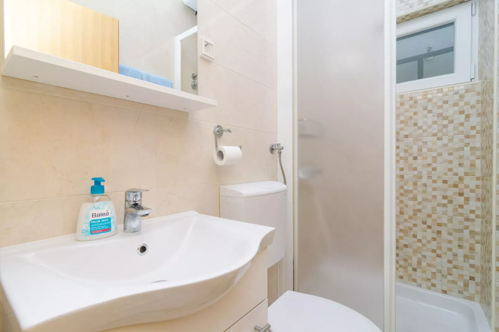 Apartments & Rooms Barišić - Superior Studio Apartment with Balcony and Garden View (G2-7)-Bathroom