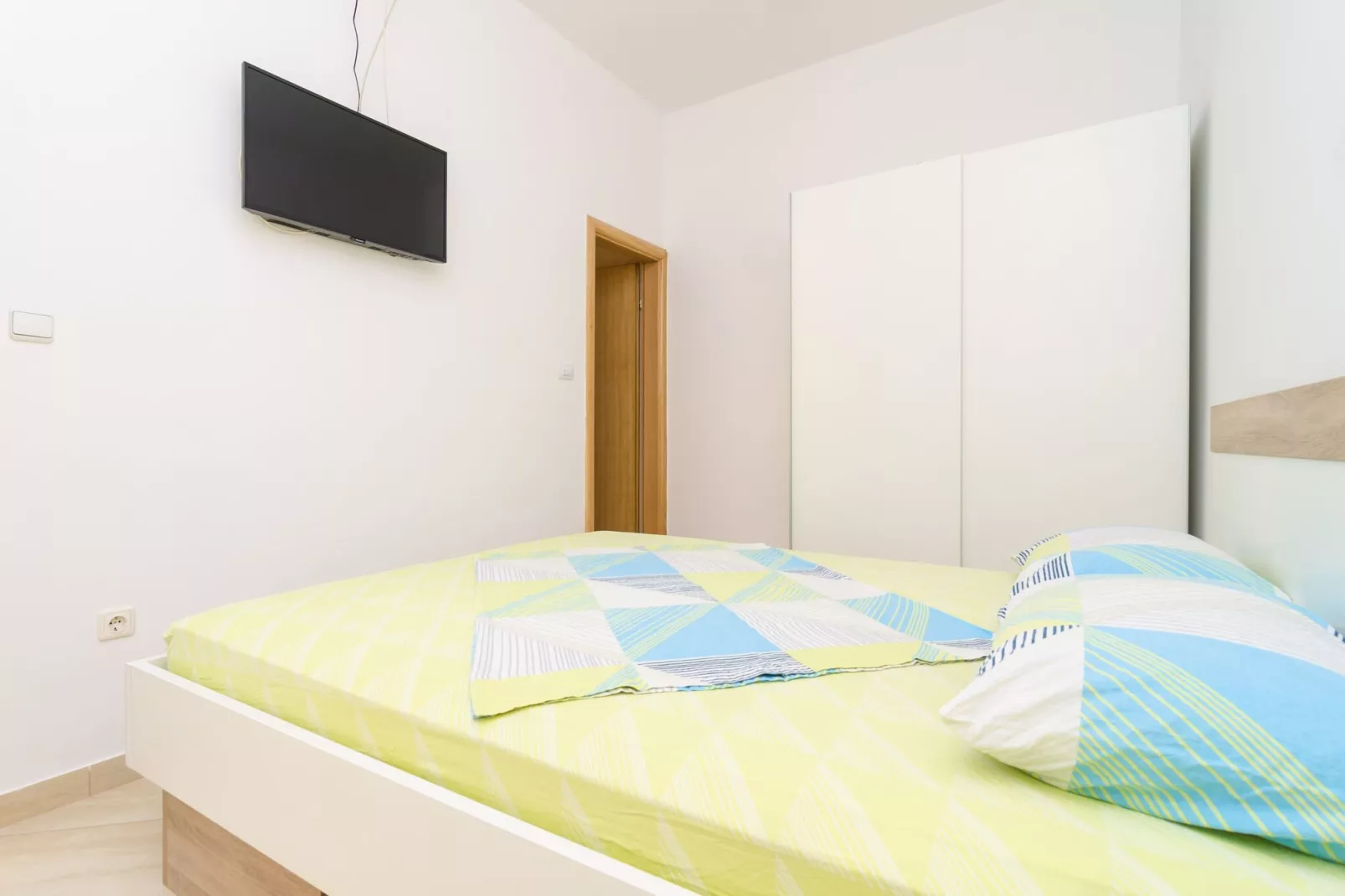 Apartments & Rooms Barišić - Superior Studio Apartment with Balcony and Garden View (G2-7)-Indoor