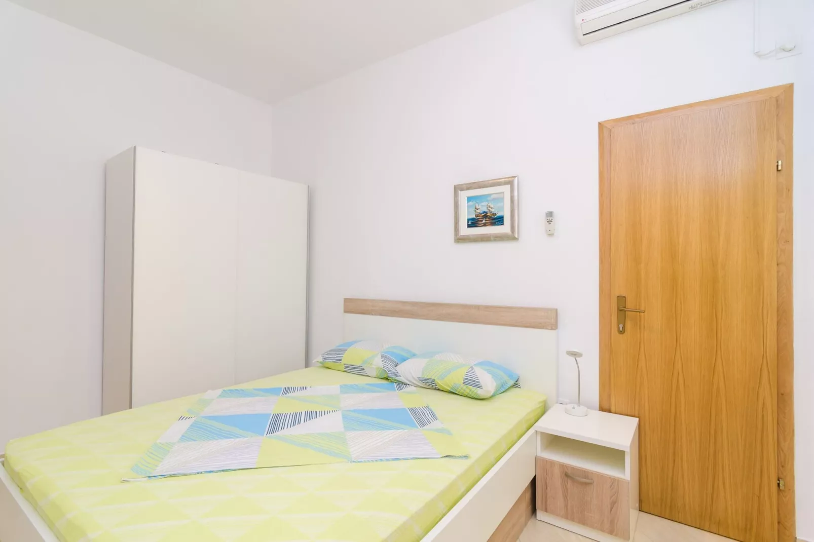 Apartments & Rooms Barišić - Superior Studio Apartment with Balcony and Garden View (G2-7)-Indoor